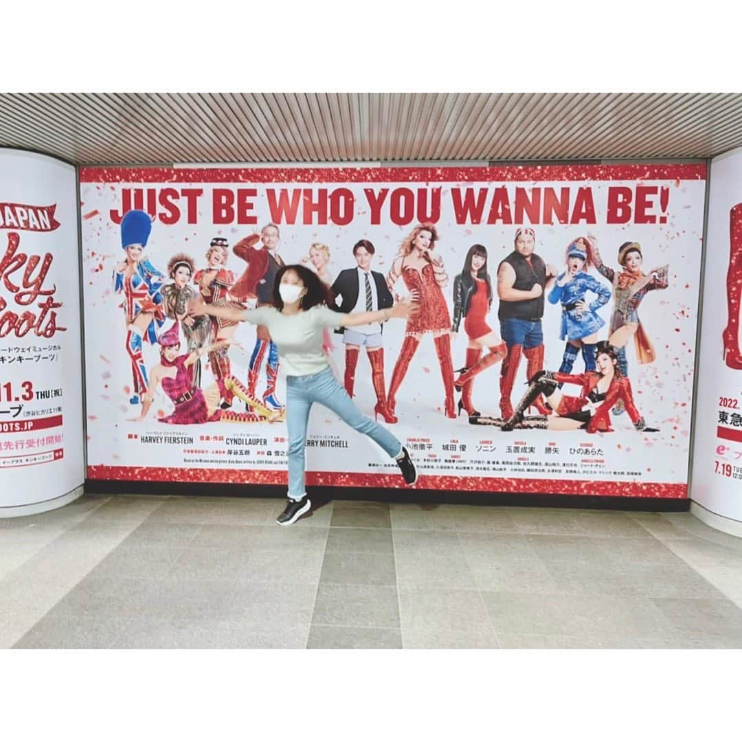 ソニンさんのインスタグラム写真 - (ソニンInstagram)「. “Kinky Boots” billboard in Shibuya!!  仕事終わりが渋谷だったので行ってきた🤭  渋谷駅、半蔵門&田園都市線、ハチ公口側、改札外&内 今日から24日までの限定なので急げ‼️  ソニンローレンは改札内です、一緒に撮って教えてください♡  さて今週末はBrand new Musical愛知公演！ソニン初日です🎤新しく歌う曲多数！あのかつてインライで言ってた曲うたいます🙏🏻  #KinkyBoots#KinkyBootsJapan#キンキーブーツ #BrandNewMusical #ソニン出演は7月23日愛知31日横須賀8月6日大阪」7月20日 22時14分 - sonim_official