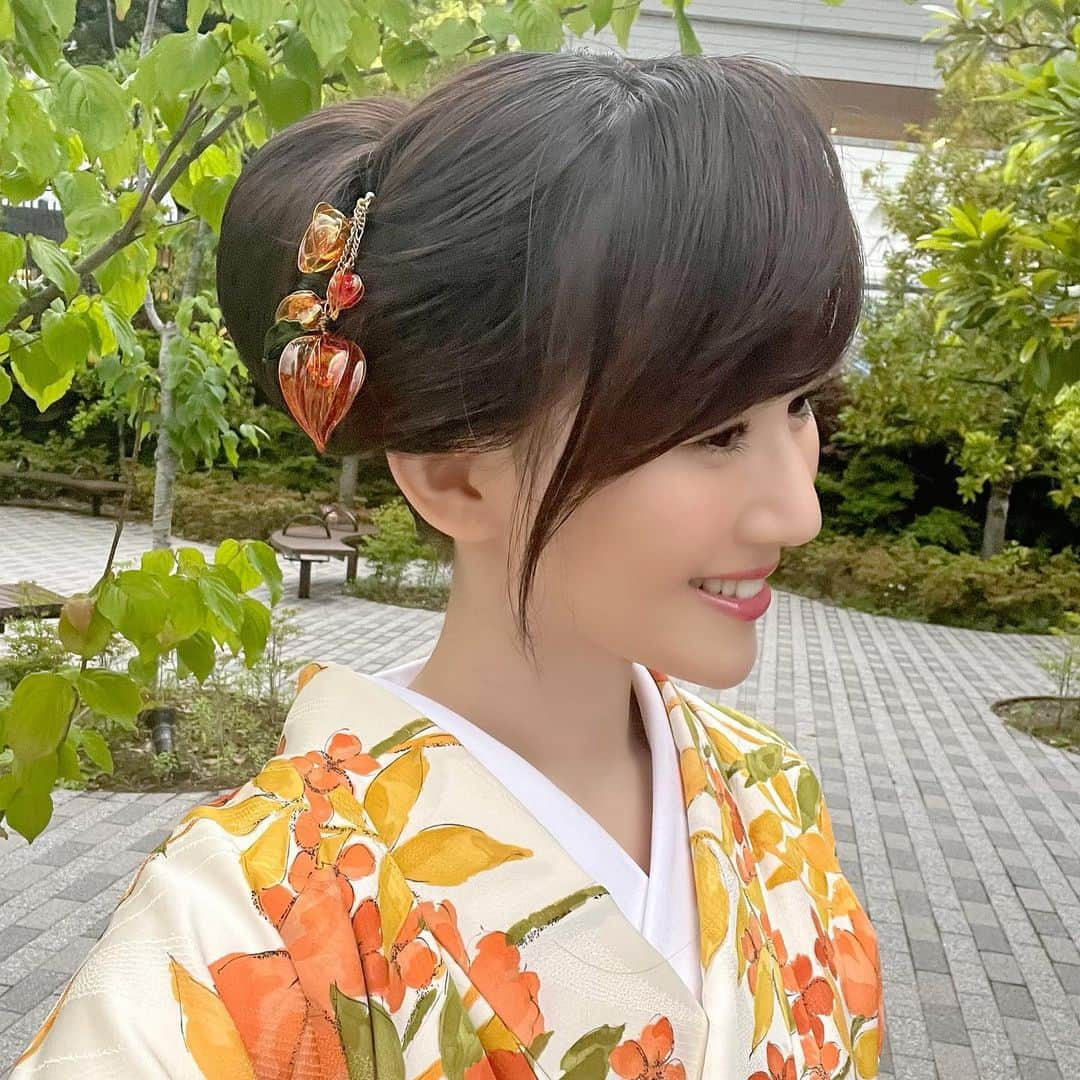 谷中麻里衣さんのインスタグラム写真 - (谷中麻里衣Instagram)「Sumo tournament in May 🍀  春場所の番組を担当させていただいたのをきっかけに興味を持った大相撲🥰 夏場所を見に行ってきました✨ 番組で取り上げた力士の方の特徴を思い出しながらの観戦はとても楽しかったです❤️ 夏場所の番組も試合内容を思い出しながら話せました😊  写真は試合終了後、だいぶ人が減ってから一瞬マスクを外して🌸  解説コメンテーターこと父と✨笑 簪は母が作ってくれた鬼灯を😊  #大相撲#夏場所#着物#小紋」7月20日 22時31分 - marieyanaka