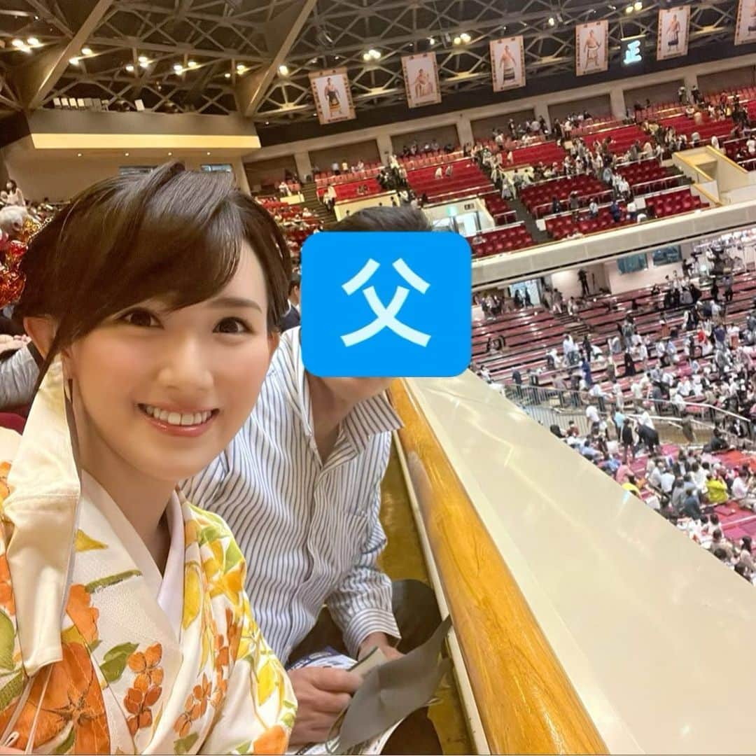 谷中麻里衣さんのインスタグラム写真 - (谷中麻里衣Instagram)「Sumo tournament in May 🍀  春場所の番組を担当させていただいたのをきっかけに興味を持った大相撲🥰 夏場所を見に行ってきました✨ 番組で取り上げた力士の方の特徴を思い出しながらの観戦はとても楽しかったです❤️ 夏場所の番組も試合内容を思い出しながら話せました😊  写真は試合終了後、だいぶ人が減ってから一瞬マスクを外して🌸  解説コメンテーターこと父と✨笑 簪は母が作ってくれた鬼灯を😊  #大相撲#夏場所#着物#小紋」7月20日 22時31分 - marieyanaka