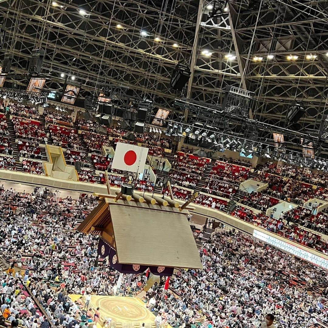 谷中麻里衣さんのインスタグラム写真 - (谷中麻里衣Instagram)「Sumo tournament in May 🍀  春場所の番組を担当させていただいたのをきっかけに興味を持った大相撲🥰 夏場所を見に行ってきました✨ 番組で取り上げた力士の方の特徴を思い出しながらの観戦はとても楽しかったです❤️ 夏場所の番組も試合内容を思い出しながら話せました😊  写真は試合終了後、だいぶ人が減ってから一瞬マスクを外して🌸  解説コメンテーターこと父と✨笑 簪は母が作ってくれた鬼灯を😊  #大相撲#夏場所#着物#小紋」7月20日 22時31分 - marieyanaka