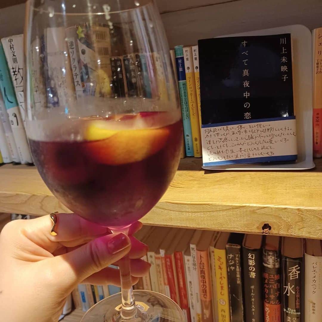 小川理子さんのインスタグラム写真 - (小川理子Instagram)「本好きには堪らない渋谷のカフェ「森の図書室」📚  インターホンをおして扉を開けると、また扉？本棚？！が、現れます。  店内は奥行きがあって、本がいっぱい❤︎絵本や漫画もあるから、何を読もうか悩んでしまう🥰  私が楽しみにしてた「天空の城ラピュタ」をイメージした『ラピュタトースト』🍞 ついに食べれたーーーーー‼︎ ラピュタの本を読みながら食べるの、、最高でした🤤  太宰の「人間失格」でも飲まれている『電気ブラン』、、✨ すごく雰囲気とマッチしてて好き🥃  気づいたのだけど、こちらのカフェ、ドリンクやアルコールおいしいし種類豊富🍷 本読み放題・飲み放題ってすごいのでは。  コースターも裏にコメント(読書感想)つきで、こってます❤︎   おすすめ本があったり、感想つきだったり、、本当にみんな本好きなんだなー✨  wifiもコンセントもあるから、 パソコン作業もできるし、、 もっと早く来れば良かったー‼︎  素敵な空間で居心地良くて、 癒しをくれました📚 そういえば、私小学生の時、 図書委員が好きでずっとしてたな🤔 小さい頃から、好きな空間は変わらないみたいです。  PR @morinotosyoshitsu #隠れ家カフェ #bookcafe #ブックカフェ #コワーキングスペース #森の図書室 #渋谷カフェ #渋谷隠れ家 #本カフェ #本スタグラム #本好きと繋がりたい #本のある風景 #本のある生活 #ラピュタ #ラピュタトースト #ジブリ好き #人間失格 #電気ブラン #サングリア #お酒好き女子 #お酒と本 #食いしん坊万歳 #shibuyacafe」7月21日 1時17分 - ogawariko11