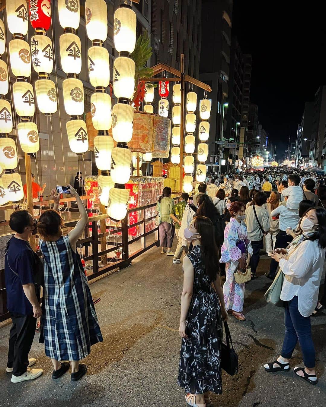 森川侑美さんのインスタグラム写真 - (森川侑美Instagram)「先日の祇園祭🏮 3年ぶりの開催で、宵山の晩は祭りの熱気と人の熱気を 久しぶりに肌で感じた夜でした☾  街全体がステージとなった豪華絢爛な世界観で 京都は和のテーマパークだからね！🏯🏰と どこかで聞いた言葉を思い出しながら.. 人の多さでゆっくり見れないのが残念でしたが 何個か山鉾と記念撮影✌︎  最後の写真、放下鉾の「放下」は 禅語で「ほうげ」と読み、 妄念を捨て技芸練磨に専心することをいうそう。  はい！頑張らせていただきます🥹  ご朱印も全ての山鉾にあることを知ったので、 来年もまた訪れたいな。。！ 無事、来年も開催されますよう願っております🏮  #京都#祇園祭#宵山#山鉾#綾傘鉾#放下鉾#推し鉾#見つけるの流行ってるらしい #kyoto#gionfestival」7月21日 3時55分 - yumi.morikawa322