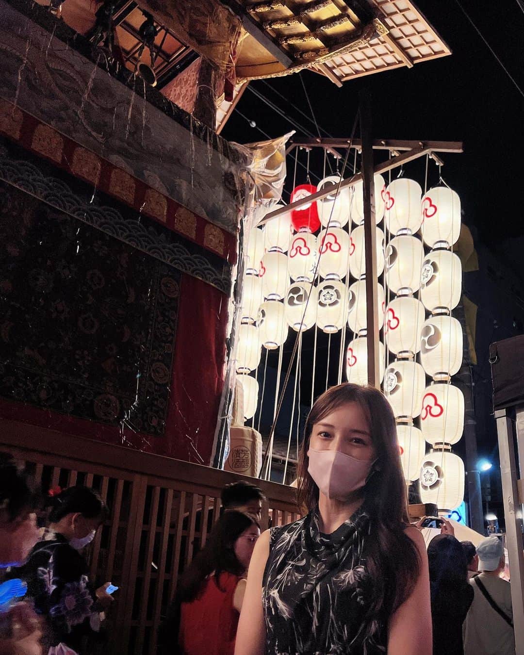 森川侑美さんのインスタグラム写真 - (森川侑美Instagram)「先日の祇園祭🏮 3年ぶりの開催で、宵山の晩は祭りの熱気と人の熱気を 久しぶりに肌で感じた夜でした☾  街全体がステージとなった豪華絢爛な世界観で 京都は和のテーマパークだからね！🏯🏰と どこかで聞いた言葉を思い出しながら.. 人の多さでゆっくり見れないのが残念でしたが 何個か山鉾と記念撮影✌︎  最後の写真、放下鉾の「放下」は 禅語で「ほうげ」と読み、 妄念を捨て技芸練磨に専心することをいうそう。  はい！頑張らせていただきます🥹  ご朱印も全ての山鉾にあることを知ったので、 来年もまた訪れたいな。。！ 無事、来年も開催されますよう願っております🏮  #京都#祇園祭#宵山#山鉾#綾傘鉾#放下鉾#推し鉾#見つけるの流行ってるらしい #kyoto#gionfestival」7月21日 3時55分 - yumi.morikawa322