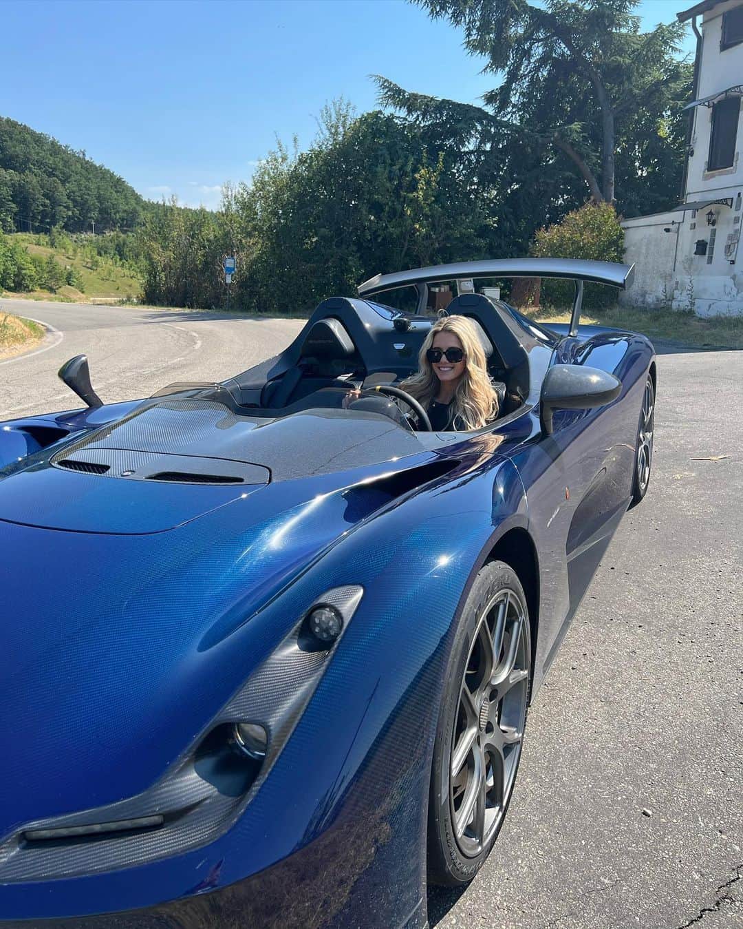 Lindsay Brewerさんのインスタグラム写真 - (Lindsay BrewerInstagram)「Fun day of fast cars, the track, and the Italian countryside🇮🇹 thank you @dallaragroup @pirelli for the experience! #dallarastradale」7月21日 8時15分 - lindsaymariebrewer