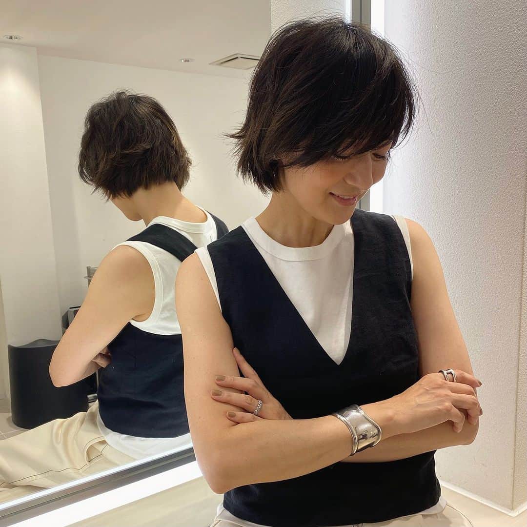 富岡佳子さんのインスタグラム写真 - (富岡佳子Instagram)「微差ですが…少しだけヘアに動きが出るようカットしました。ウザバングのうざさも軽減☺︎ ショートヘア感もなくなりましたが、この伸ばしている途中って案外良いですよね。 @dadacubic.salon  stylist／takashi Kojo colourist／emi Yoshimura」7月21日 8時39分 - yoshikotomioka
