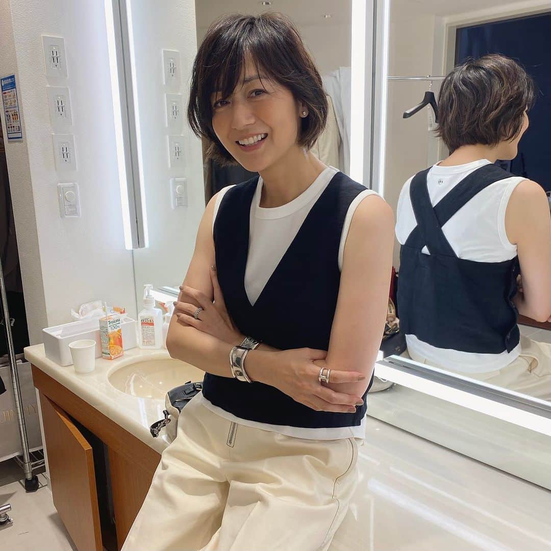 富岡佳子さんのインスタグラム写真 - (富岡佳子Instagram)「微差ですが…少しだけヘアに動きが出るようカットしました。ウザバングのうざさも軽減☺︎ ショートヘア感もなくなりましたが、この伸ばしている途中って案外良いですよね。 @dadacubic.salon  stylist／takashi Kojo colourist／emi Yoshimura」7月21日 8時39分 - yoshikotomioka