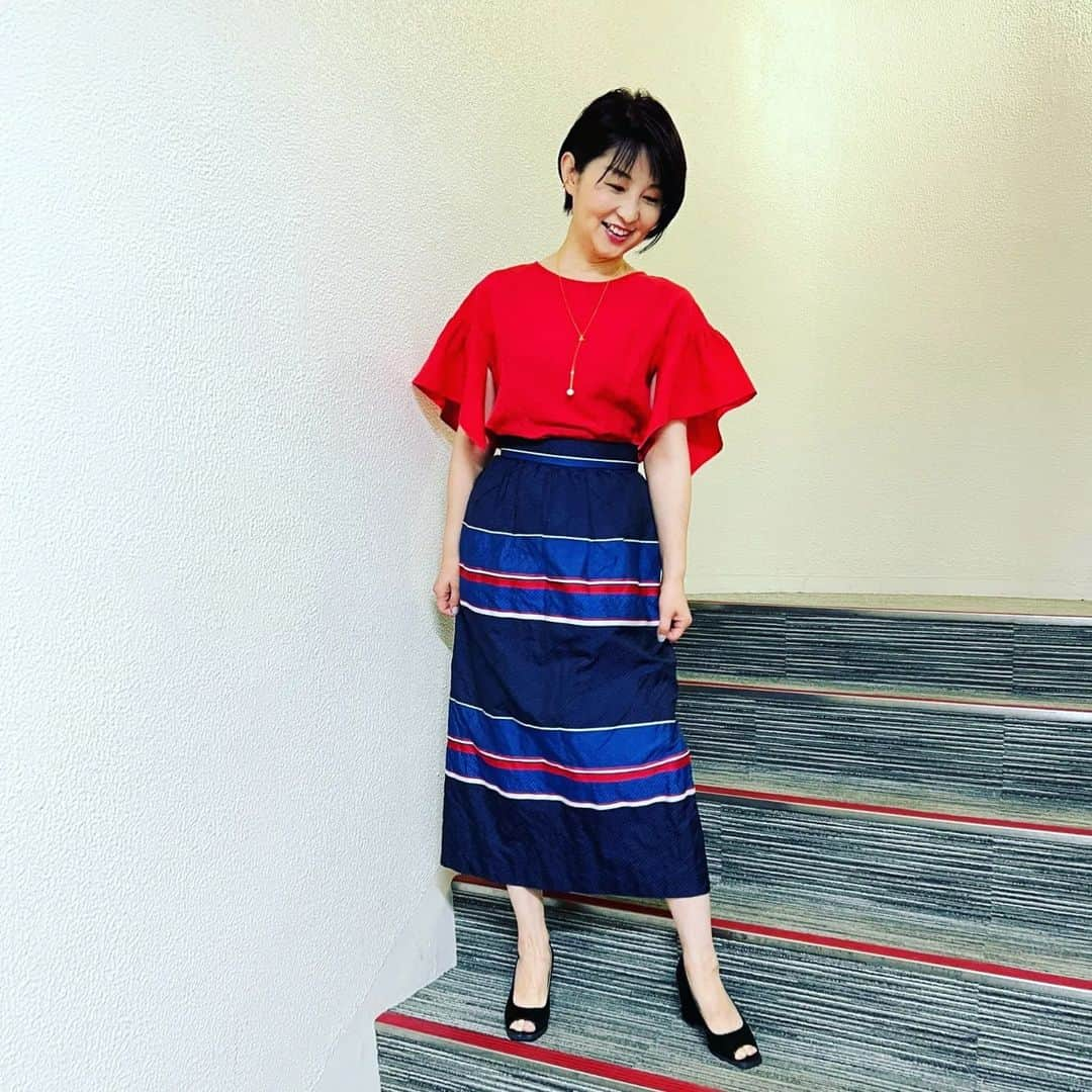 小島奈津子さんのインスタグラム写真 - (小島奈津子Instagram)「2022.7.21 #BSTBS#噂の東京マガジン 7/10放送　はこんな衣装を着用させていただきました  ブラウス、スカート @granyamaki  イヤカフ @cocoshnik_official  ネックレス、リング @stellarhollywood」7月21日 9時30分 - kojimanatsuko_official