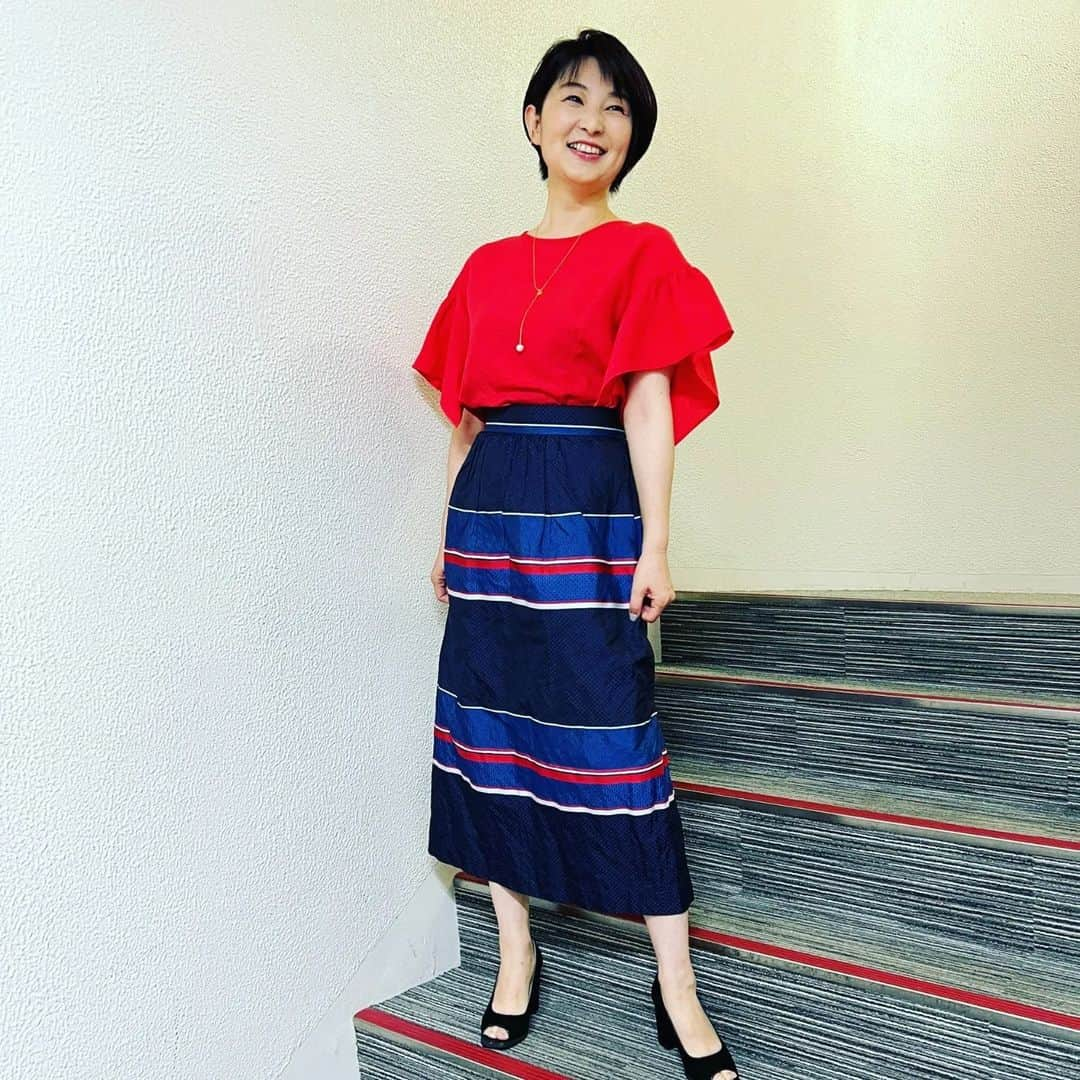 小島奈津子さんのインスタグラム写真 - (小島奈津子Instagram)「2022.7.21 #BSTBS#噂の東京マガジン 7/10放送　はこんな衣装を着用させていただきました  ブラウス、スカート @granyamaki  イヤカフ @cocoshnik_official  ネックレス、リング @stellarhollywood」7月21日 9時30分 - kojimanatsuko_official