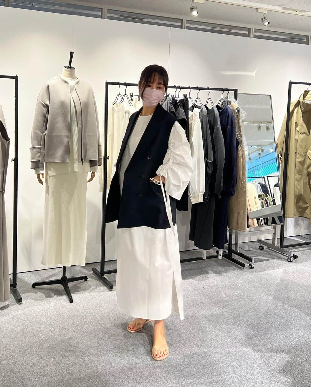 笹倉麻耶さんのインスタグラム写真 - (笹倉麻耶Instagram)「2022 AW 4ブランド合同展示会に 行ってきたよ。 ⁡ ⁡ 春夏もお邪魔した RACEA @racea.jp  VERSEAU @verseau_official  yueni @yueni.jp  DAY AS IST @day_as_ist   ⁡ ⁡ ⁡ こちらの展示会にいくと どこにでもあるようなものには あまり出会わない ⁡ ⁡ ⁡ 個性が出せる服。 でもやりすぎてなくて とっても上品な個性出しができるのが好き♡ ⁡ ⁡ ⁡ 私が今期とっても気に入ったのは、 ふんわりカーディガンと（オーダーしたのはグレーだけどピンクも欲しい） 中綿入りのボリュームジレ 軽くてスッキリしたコート （コートは３人おそろ） ⁡ ⁡ ⁡ ⁡ 上質なのに手に取りやすいお洋服ばかりなのは ネット販売のみのだからかな ⁡ ⁡ ⁡ とってもとっておオススメ♪ 早くも秋が楽しみすぎる ⁡ ⁡ ⁡ 誘ってくれたゆうきちゃんありがとう♪ ⁡ @kusayuu   #racea #verseau #yueni #dayasist #秋冬展示会 #大人コーデ #アラフォーコーデ #ファッション #ファッションコーデ #パーソナルスタイリスト #ファッション好きな人と繋がりたい」7月21日 9時58分 - nicomaya2525