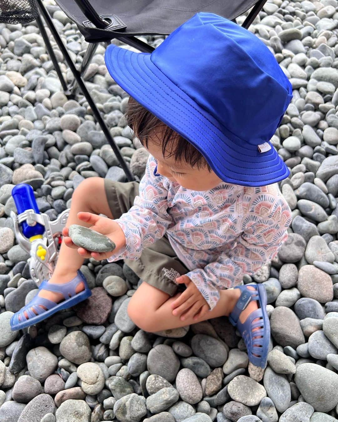 安田美沙子さんのインスタグラム写真 - (安田美沙子Instagram)「海の日に🏖  地引網にいったよ✨  はじめての経験に、子供達の 瞳がキラキラ🤍  ふだんは魚を怖がるにいにいも 魚をさわれてた🐟  というか、気付いたら漁師さんが手に置いてくれてた！ありがたや。。  幼なじみな女の子に再会もできました❤️  夏休みがはじまった。。こどもだけ🤣  毎日めがまわりそうです。  夏を楽しむぞー！！  #地引網　#海の日 #summer #summervacation  #boys」7月21日 10時41分 - yasuda_misako