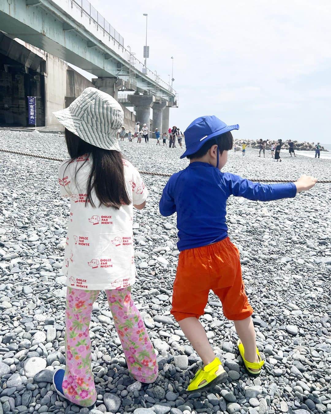 安田美沙子さんのインスタグラム写真 - (安田美沙子Instagram)「海の日に🏖  地引網にいったよ✨  はじめての経験に、子供達の 瞳がキラキラ🤍  ふだんは魚を怖がるにいにいも 魚をさわれてた🐟  というか、気付いたら漁師さんが手に置いてくれてた！ありがたや。。  幼なじみな女の子に再会もできました❤️  夏休みがはじまった。。こどもだけ🤣  毎日めがまわりそうです。  夏を楽しむぞー！！  #地引網　#海の日 #summer #summervacation  #boys」7月21日 10時41分 - yasuda_misako