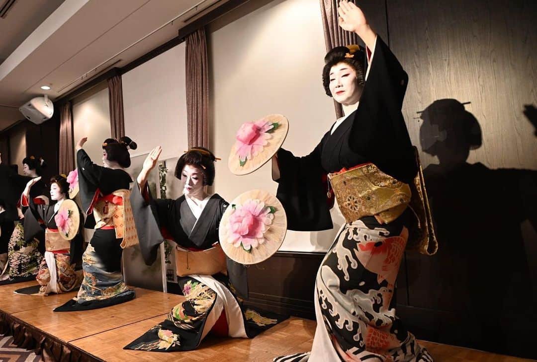 デヴィ・スカルノさんのインスタグラム写真 - (デヴィ・スカルノInstagram)「東京オペラシティ の リサイタル ホール で行われた  イブラ・グランド・アワード。 授賞式 & コンサート の後は  富士山が見える 54階 東天紅 「フォルトナーレ」に 場所を移して  晩餐会が 行われました。   開宴に先立って、京胡奏者の ウー・ルーチン氏 の祝賀の奏楽。  乾杯の発声 を する 私。  「フォルトナーレ」特製 "夏の中華コース"を 頂きながら、お待ちかねのショータイム  リサイタル・ホールでは 西洋 クラシックを  お楽しみ頂きましたので、 バンケット では 「和の饗宴」で おもてなしを いたしました。  まずは 芸者として 初めて「旭日双光章」を 受賞された 赤坂 の 「育子姐さん」率いる 赤坂芸者衆の 皆さまによる 祝宴の舞。 地方４名、立方７名、総勢11名でご出演。  ソロで踊られた 育子姐さん。 演目は「山中くずし」  続いては、津軽三味線の 本田浩平さん。 第21回 津軽三味線コンクール 全国大会で 優勝された、確かな 実力の 持ち主です。 力強い 津軽三味線を 表現されました。  そして、アメリカ出身の、東京芸術大学での 尺八奏者、Bruce Huebner さんの ご登場。 しっとりした 演奏に 会場全員が 聞き入りました。  最後は 再び「赤坂芸者衆」の ご登場。 華やかに 会を 締めくくって 頂きました!  ゲストの皆さまと。 和やかに 会を 開催できることを 嬉しく思います。  同年の 育子姐さんは 長年の友人です。  司会を務めてくれた　Greg Irwinさんと♡  素晴らしい音楽の宵に ご出席いただいた 皆さまに 心より 御礼申し上げます。」7月21日 12時05分 - dewisukarnoofficial