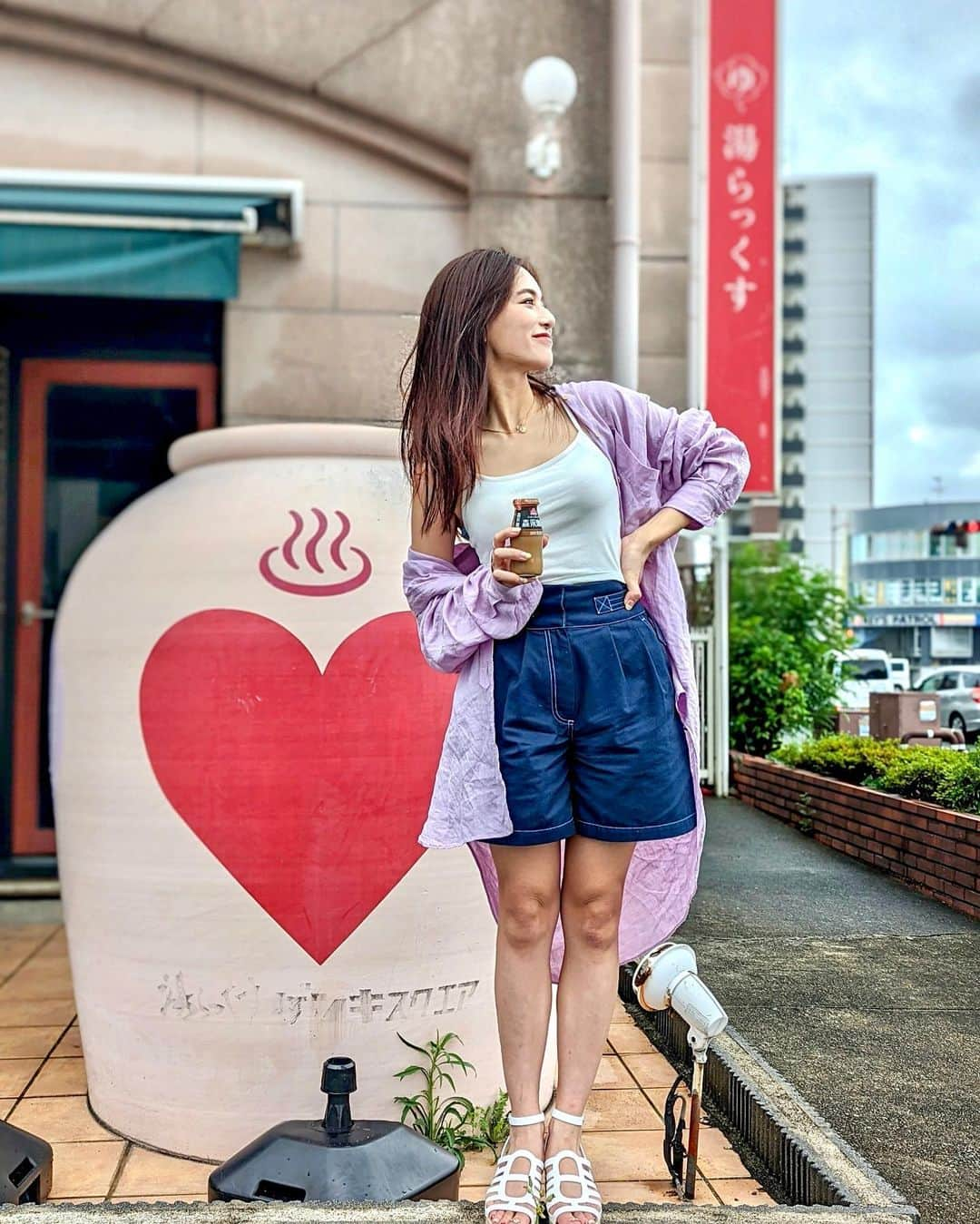 石井里奈さんのインスタグラム写真 - (石井里奈Instagram)「こんにちは💛 実は先日初めて熊本県に🐻 わたしが行ってみたい日帰り風呂と温泉宿を巡る熊本ツアーにいってきました👏✨なんて最高な企画！ . まずはじめは念願の湯らっくす！ サウナーなら一度はいってみたい名所！水風呂の水深が日本一深くて立ちながら水風呂入れちゃう🙆‍♀️ そしてMADMAXボタンを押すと頭上から大量の水が滝のように流れてきて頭から整える最強のサウナなの！笑 でね、アウフグースもあるんだけど熱波師さんのタオル捌きが凄すぎて！アウフグースもすごくて！本当ずっといたい最高のお風呂でした♨️ . ととのったあとはコーヒー牛乳笑 私本当幸せそうで、この旅の撮影の中で1番いい顔してたかも笑 . shirt... @munich_official  tops... @grl_official  pants... @loewe  bag... @etul_official  . etulのバッグは名前入りにカスタマイズしたお気に入り💛文字体も色も入れる場所も選べて自分だけのトートバッグなの！本当荷物たくさん入って重宝してます！ . #熊本 #熊本県 #熊本旅行 #湯らっくす #サウナ #サウナ女子 #サウナイキタイ #sauna #サウナ好き #サウナー #kumamoto #grl #グレイル」7月21日 12時26分 - ri7tin1025