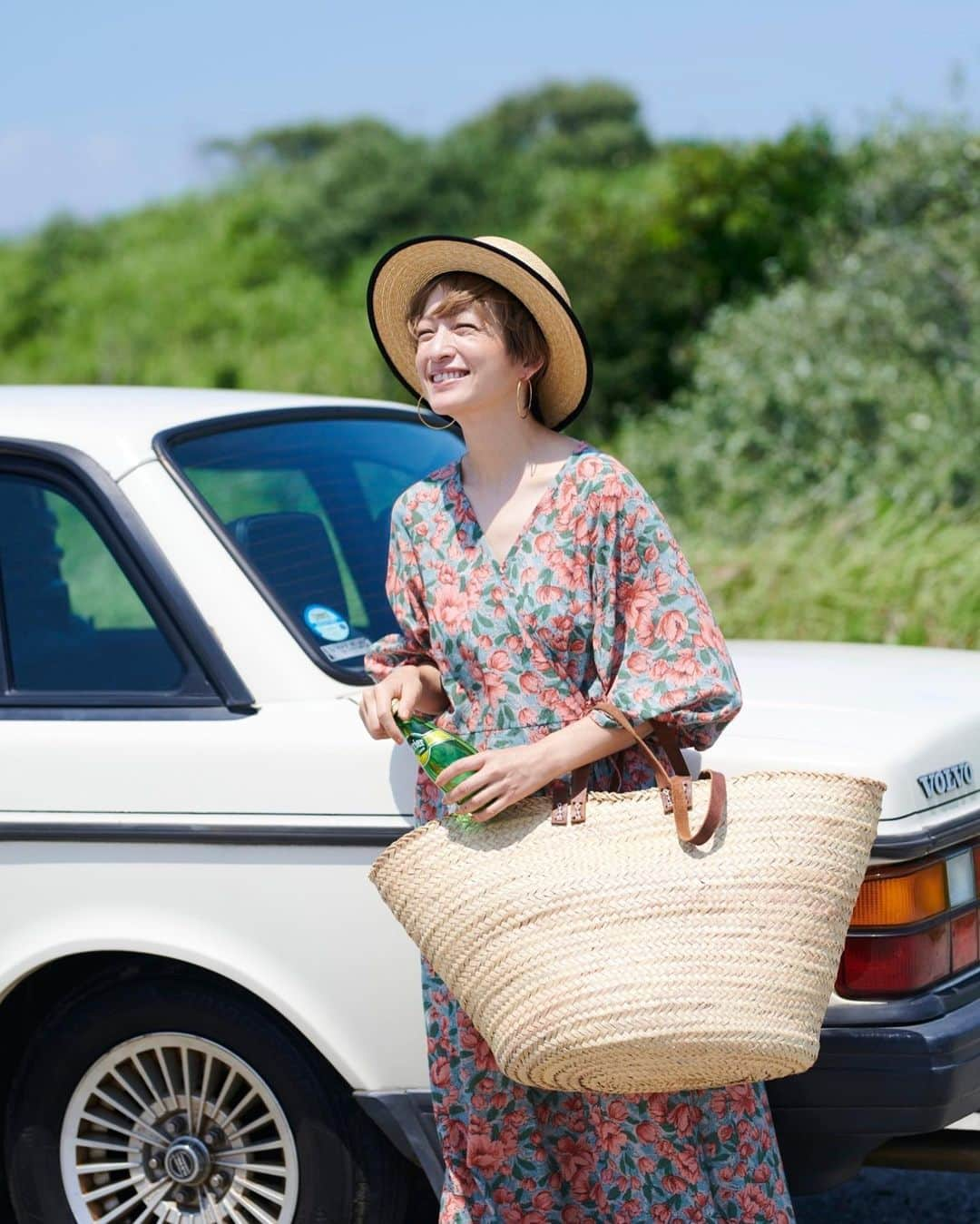 高山都さんのインスタグラム写真 - (高山都Instagram)「イメージはフランス映画！ カラフルなピンクベースの花柄は、敢えて褪せた色合いにしてヴィンテージ感を出しました。 シンプルに着て映える1枚です。 for @studioclip  本日発売の真夏のワンピース！  photo @jun.okada.photo  styling @kaori__yamamoto__  assistant @38_inoue  hairmake @chikasuzuki1  edit @hiroko_shirasaki  art direction & design maaminc special thanks @kayookumuura   スタッフみなさん、めっちゃ日焼けして現場を作り上げてくださって、心からありがとう！」7月21日 12時52分 - miyare38