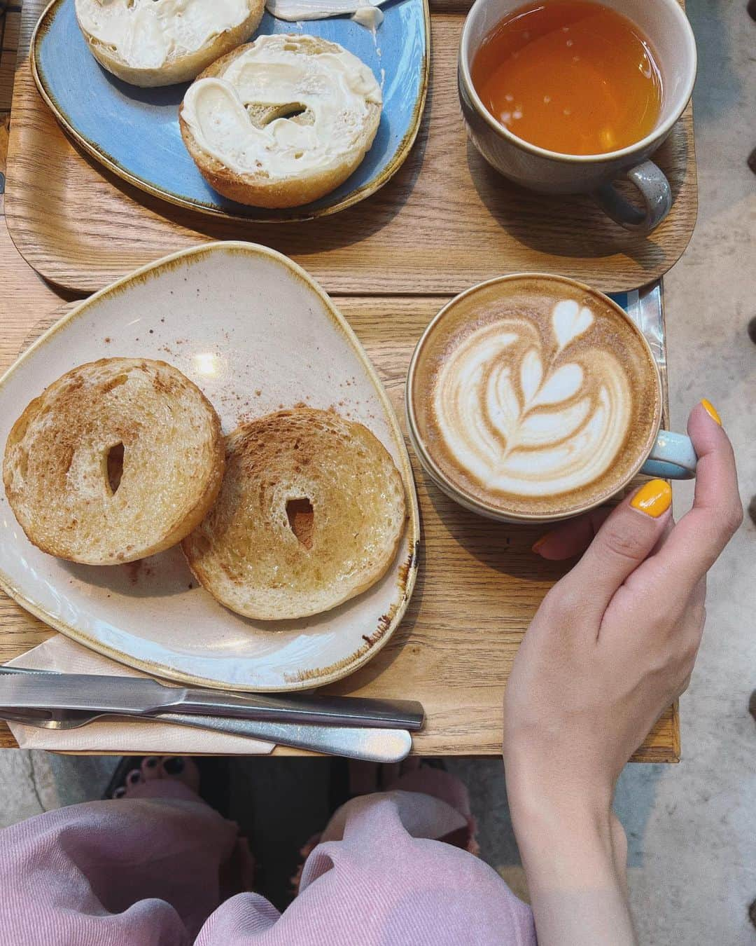 秋山衣梨佳さんのインスタグラム写真 - (秋山衣梨佳Instagram)「👕🥯☕️ 　 　 @#JahoCoffeeRoaster  いつかのモーニング🌞 シナモンのベーグル〜〜〜🥯 前食べた時おいしすぎて また食べに来た〜😋オススメ☝️ . . 🧢#Newera 👕#wcloset 👖#wcloset 👡#Drmartens 👜#NIKE 　 　 #三田カフェ#ちゃりふぁっしょん」7月21日 12時55分 - akiyamaerika