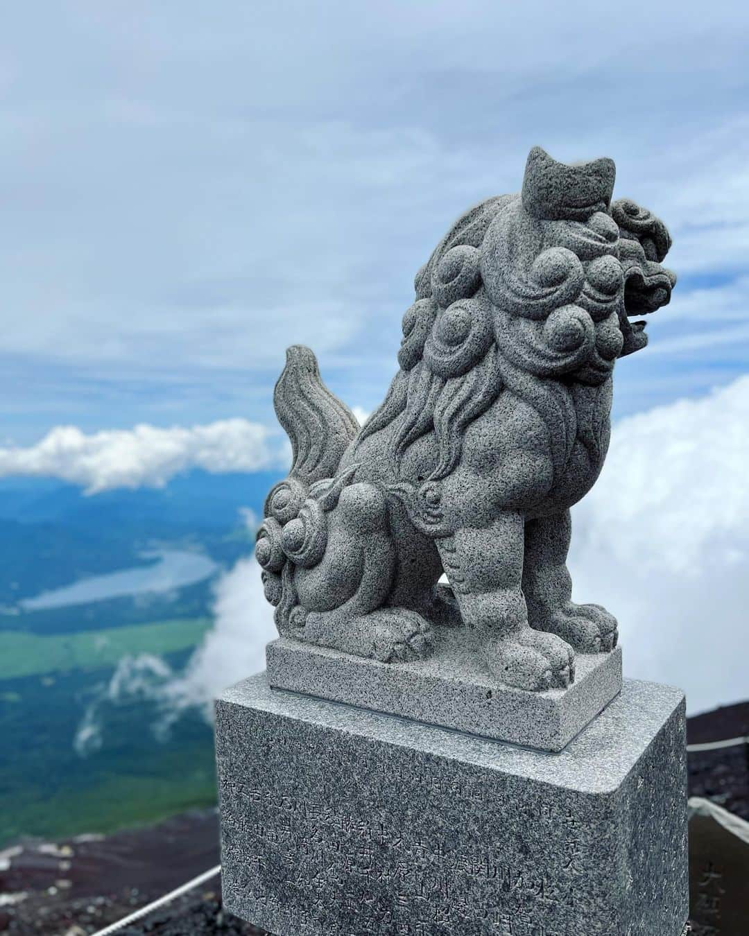 小田飛鳥さんのインスタグラム写真 - (小田飛鳥Instagram)「無事に昨日、富士山頂上まで登って来ました〜！ 雨風が強かったり、逆に日差しが暑かったり、富士山の洗礼も色々と受けましたが、本当に感動して…全ては自然の上に起きている事 自然を受け入れて、感謝して共に生きていかねば…と改めて思いました😌🌱 金剛杖も沢山焼印押して頂き、パワーも気力も多く持って帰ってきました🗻 富士山、ありがとう〜💙 最後の一枚、東京スカイツリーが見えているのですが、見つかりましたか？？👀 #富士山 #富士山登山 #富士山山頂 #mtfuji #fujiyama #fujisan #登山 #mammut #ご来光 #金剛杖 #東京スカイツリー」7月21日 13時20分 - asuka_oda_0320