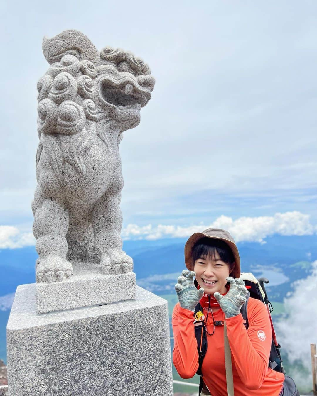 小田飛鳥さんのインスタグラム写真 - (小田飛鳥Instagram)「無事に昨日、富士山頂上まで登って来ました〜！ 雨風が強かったり、逆に日差しが暑かったり、富士山の洗礼も色々と受けましたが、本当に感動して…全ては自然の上に起きている事 自然を受け入れて、感謝して共に生きていかねば…と改めて思いました😌🌱 金剛杖も沢山焼印押して頂き、パワーも気力も多く持って帰ってきました🗻 富士山、ありがとう〜💙 最後の一枚、東京スカイツリーが見えているのですが、見つかりましたか？？👀 #富士山 #富士山登山 #富士山山頂 #mtfuji #fujiyama #fujisan #登山 #mammut #ご来光 #金剛杖 #東京スカイツリー」7月21日 13時20分 - asuka_oda_0320