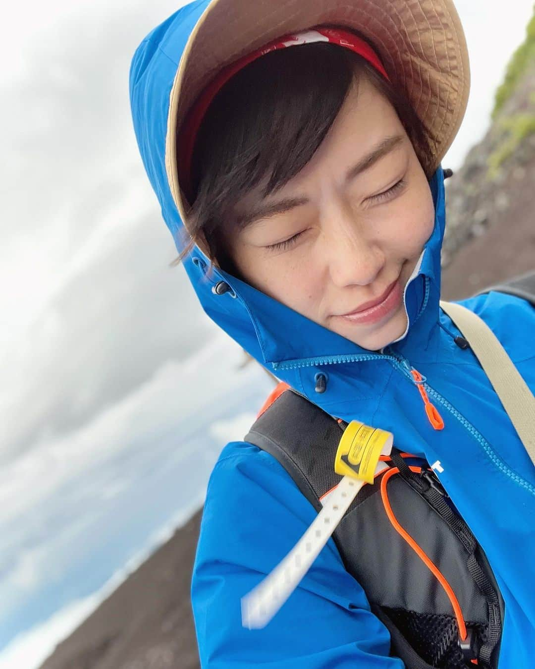 小田飛鳥さんのインスタグラム写真 - (小田飛鳥Instagram)「無事に昨日、富士山頂上まで登って来ました〜！ 雨風が強かったり、逆に日差しが暑かったり、富士山の洗礼も色々と受けましたが、本当に感動して…全ては自然の上に起きている事 自然を受け入れて、感謝して共に生きていかねば…と改めて思いました😌🌱 金剛杖も沢山焼印押して頂き、パワーも気力も多く持って帰ってきました🗻 富士山、ありがとう〜💙 最後の一枚、東京スカイツリーが見えているのですが、見つかりましたか？？👀 #富士山 #富士山登山 #富士山山頂 #mtfuji #fujiyama #fujisan #登山 #mammut #ご来光 #金剛杖 #東京スカイツリー」7月21日 13時20分 - asuka_oda_0320