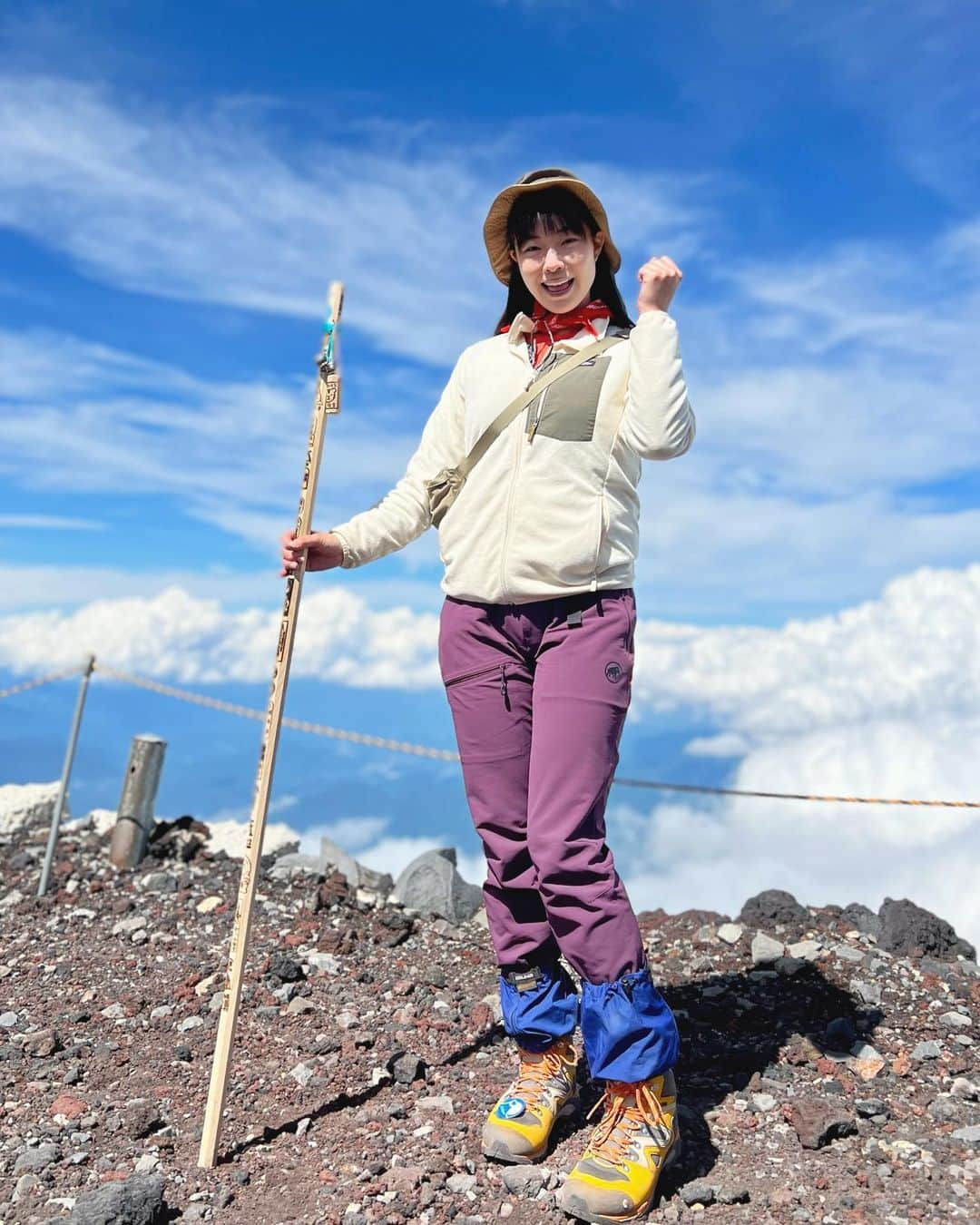 小田飛鳥さんのインスタグラム写真 - (小田飛鳥Instagram)「無事に昨日、富士山頂上まで登って来ました〜！ 雨風が強かったり、逆に日差しが暑かったり、富士山の洗礼も色々と受けましたが、本当に感動して…全ては自然の上に起きている事 自然を受け入れて、感謝して共に生きていかねば…と改めて思いました😌🌱 金剛杖も沢山焼印押して頂き、パワーも気力も多く持って帰ってきました🗻 富士山、ありがとう〜💙 最後の一枚、東京スカイツリーが見えているのですが、見つかりましたか？？👀 #富士山 #富士山登山 #富士山山頂 #mtfuji #fujiyama #fujisan #登山 #mammut #ご来光 #金剛杖 #東京スカイツリー」7月21日 13時20分 - asuka_oda_0320