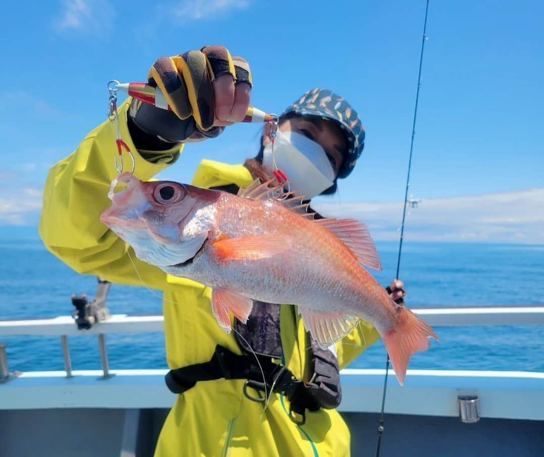 滝沢沙織さんのインスタグラム写真 - (滝沢沙織Instagram)「こんにちは😊先日オンエアだった『釣りびと万歳』で釣れたアラとアカムツ🎣 アラは1日目の釣りで10匹と、そんなに沢山釣れると思っていなかったのでとーっても嬉しかったです💖 最後アカムツのヒットにもビックリっ‼️😁🐟 天気にも恵まれて楽しい釣行でした😆✨ 秋田県の海にもまた行きたいなぁ〜💕✨ #滝沢沙織 #アラ釣り #秋田県 #釣りびと万歳 #アラ #アカムツ #fishing#fish#fishinglife#fishingday#fishingtime#fishingislife#釣り#魚#釣り女優#滝沢釣り道#釣り女子#釣り好き#釣りファッション#海釣り#海」7月21日 13時50分 - saori_takizawa.official