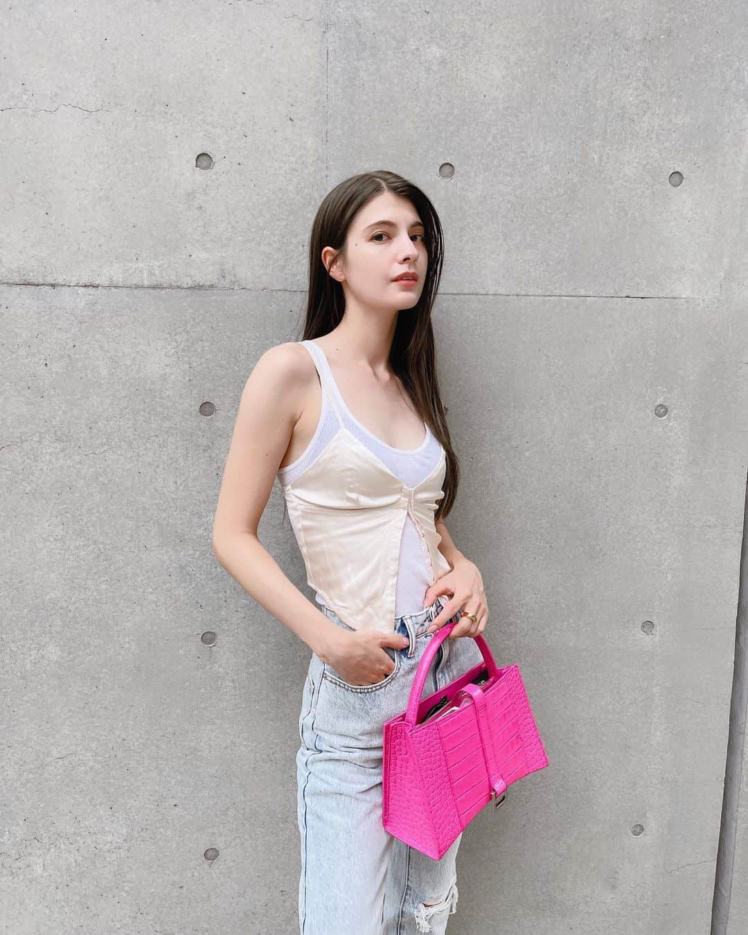 マギーさんのインスタグラム写真 - (マギーInstagram)「あ つ い 💦💗💦  Bag: @balenciaga  tank-top: @isabelmarant  bustier: @zara  Pants: @alexanderwangny  Shoes: @newbottega  Ring: @celine」7月21日 14時35分 - maggymoon