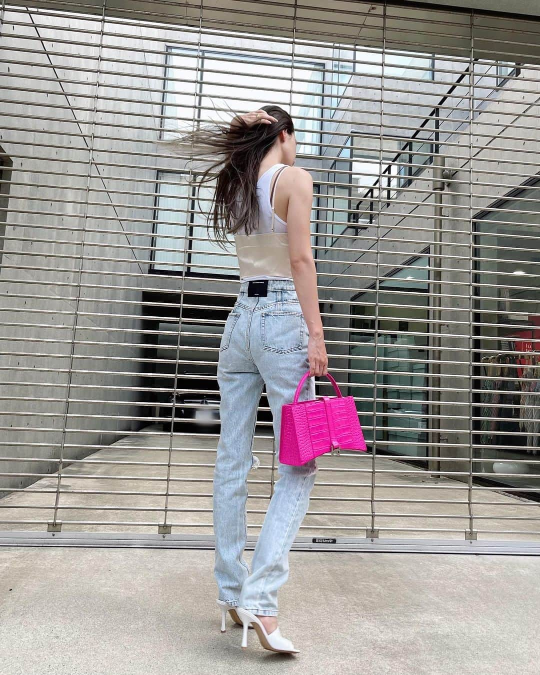 マギーさんのインスタグラム写真 - (マギーInstagram)「あ つ い 💦💗💦  Bag: @balenciaga  tank-top: @isabelmarant  bustier: @zara  Pants: @alexanderwangny  Shoes: @newbottega  Ring: @celine」7月21日 14時35分 - maggymoon