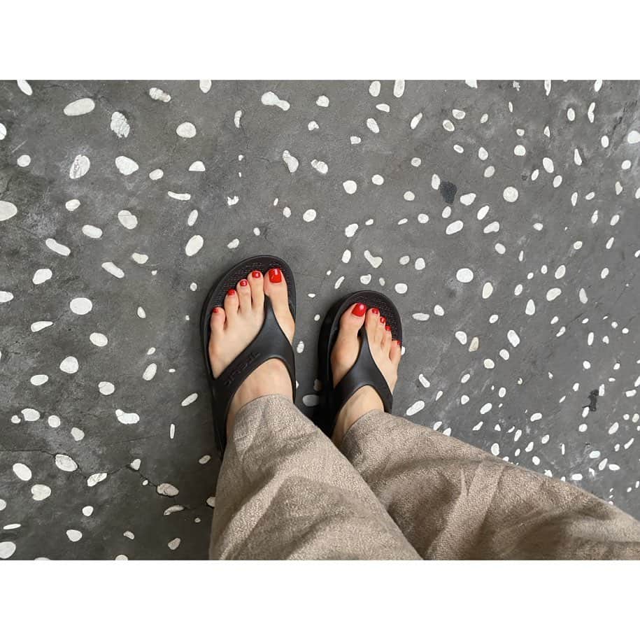 秋本祐希さんのインスタグラム写真 - (秋本祐希Instagram)「ビーサン 少しだけ厚底で 歩きやすく履き心地良し☺︎ 焦茶って好きだな。 #telic #ビーサン」7月21日 14時44分 - ayuuki0908