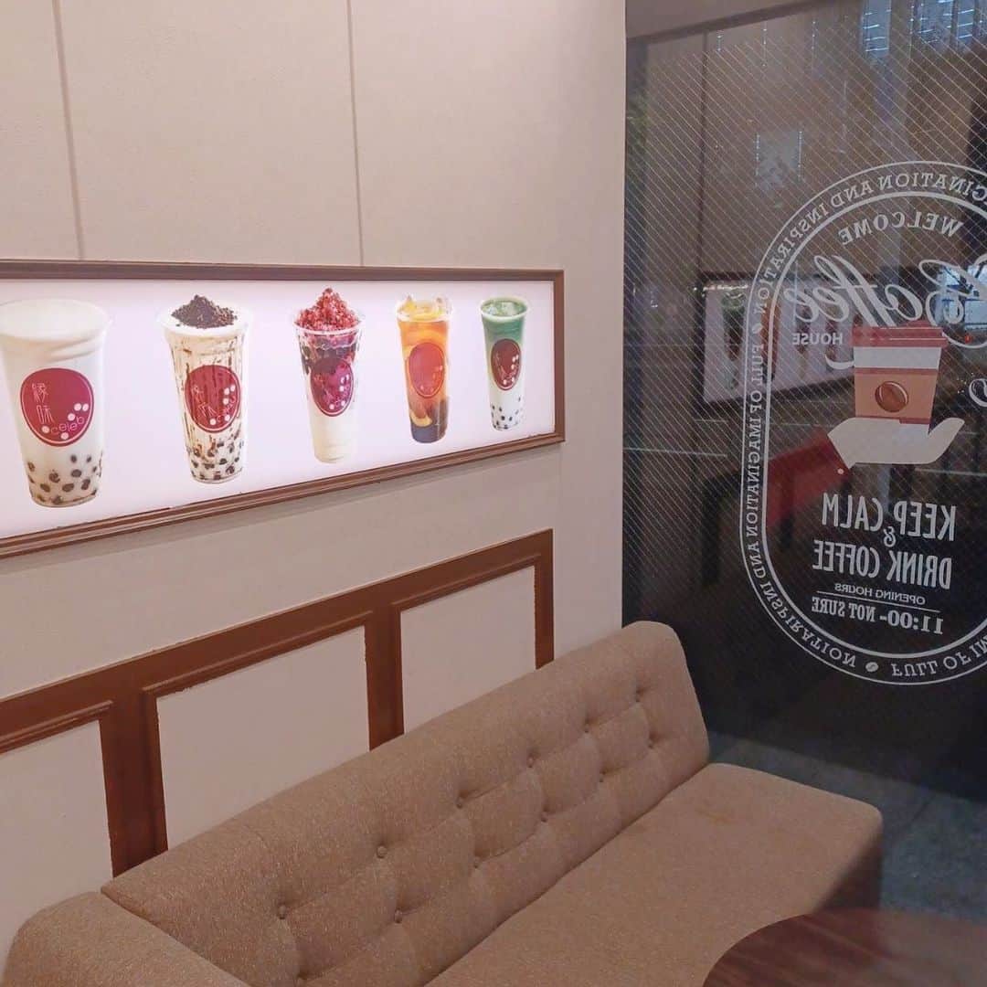 小川理子さんのインスタグラム写真 - (小川理子Instagram)「新宿でいただける台湾カキ氷とタピオカのお店「celeb縁味」でスノーアイス🍨   実はこの日、大雨だったのだけど湿気もすごいし暑かったから、アイスが食べたかったのー🤤  スノーアイスは、ふわふわなミルク味にトッピングによって味つきの氷がちがかった✨　　  🧸→紅茶 🌹→苺？  だったよー‼︎甘すぎず、美味しかった🤤  celeb縁味新宿店、上大岡店でも私がリピートで食べてるエッグタルトもオーダー❤︎ 友達におすすめしながら食べたのだけど、スノーアイスのミルク味とめちゃくちゃ合う😍‼︎  ほかの台湾カキ氷の味も食べに来よう🍧🇹🇼  PR @celeb_enmi #celeb縁味 #celeb縁味新宿店 #新宿アイス #新宿かき氷 #新宿デザート #台湾かき氷 #スノーアイス #かき氷カフェ #新宿スイーツ #台湾スイーツカフェ #台湾スイーツ #台湾デザート #台湾好き #食いしん坊万歳#shinjukucafe」7月21日 15時04分 - ogawariko11