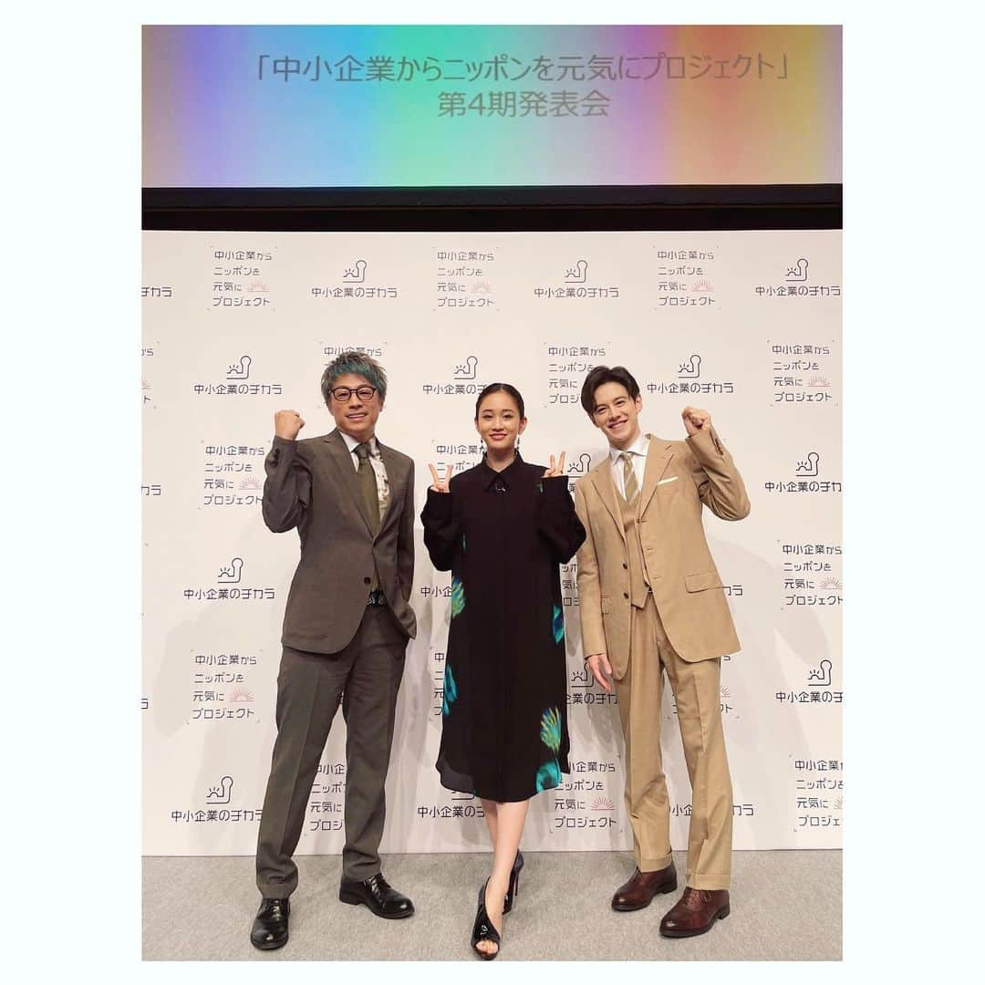 前田敦子さんのインスタグラム写真 - (前田敦子Instagram)「. 「中小企業からニッポンを元気にプロジェクト」 第4期も引き続きご一緒させていただきます。 よろしくお願いいたします！ 新しい事を次々考え尊重し挑戦していく中小企業の皆様に刺激を山程いただいてます。可能性は底知れない！  仕事をする方達と耳を傾け合える環境は本当に大切な事ですよね。まず少しづつでも声にするって本当に大切な事だとおもいます。  私も色々頑張らなくては。 昨日の発送会は改めてそう思えた日でした  変わろう、変えよう、挑戦で。  styling @mayumiando57  hair and makeup @takahashi.riho   #dress @ninaricci  #中小企業 #中小企業からニッポンを元気にプロジェクト #job #挑戦」7月21日 16時53分 - atsuko_maeda_official