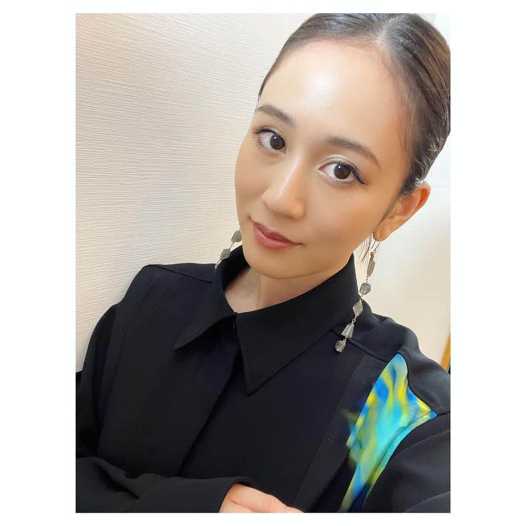 前田敦子さんのインスタグラム写真 - (前田敦子Instagram)「. 「中小企業からニッポンを元気にプロジェクト」 第4期も引き続きご一緒させていただきます。 よろしくお願いいたします！ 新しい事を次々考え尊重し挑戦していく中小企業の皆様に刺激を山程いただいてます。可能性は底知れない！  仕事をする方達と耳を傾け合える環境は本当に大切な事ですよね。まず少しづつでも声にするって本当に大切な事だとおもいます。  私も色々頑張らなくては。 昨日の発送会は改めてそう思えた日でした  変わろう、変えよう、挑戦で。  styling @mayumiando57  hair and makeup @takahashi.riho   #dress @ninaricci  #中小企業 #中小企業からニッポンを元気にプロジェクト #job #挑戦」7月21日 16時53分 - atsuko_maeda_official