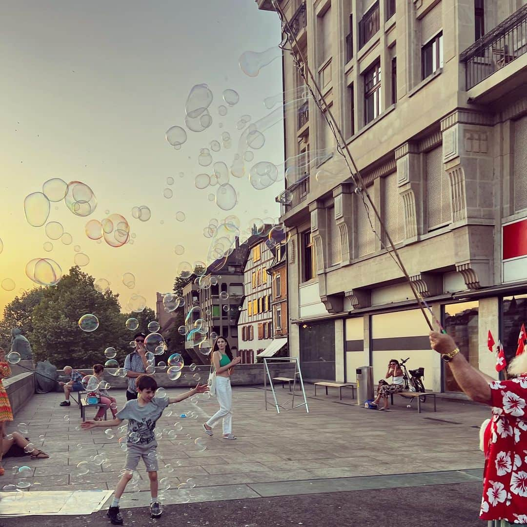 白石小百合さんのインスタグラム写真 - (白石小百合Instagram)「泡のような🫧🫧🫧 #likebubbles #bubbles #sunset #dancing #boy #photography #photooftheday #iphonography #pastpic  #swiss #baselswiss #artbasel #baselartfair」7月21日 17時33分 - sayurishirais