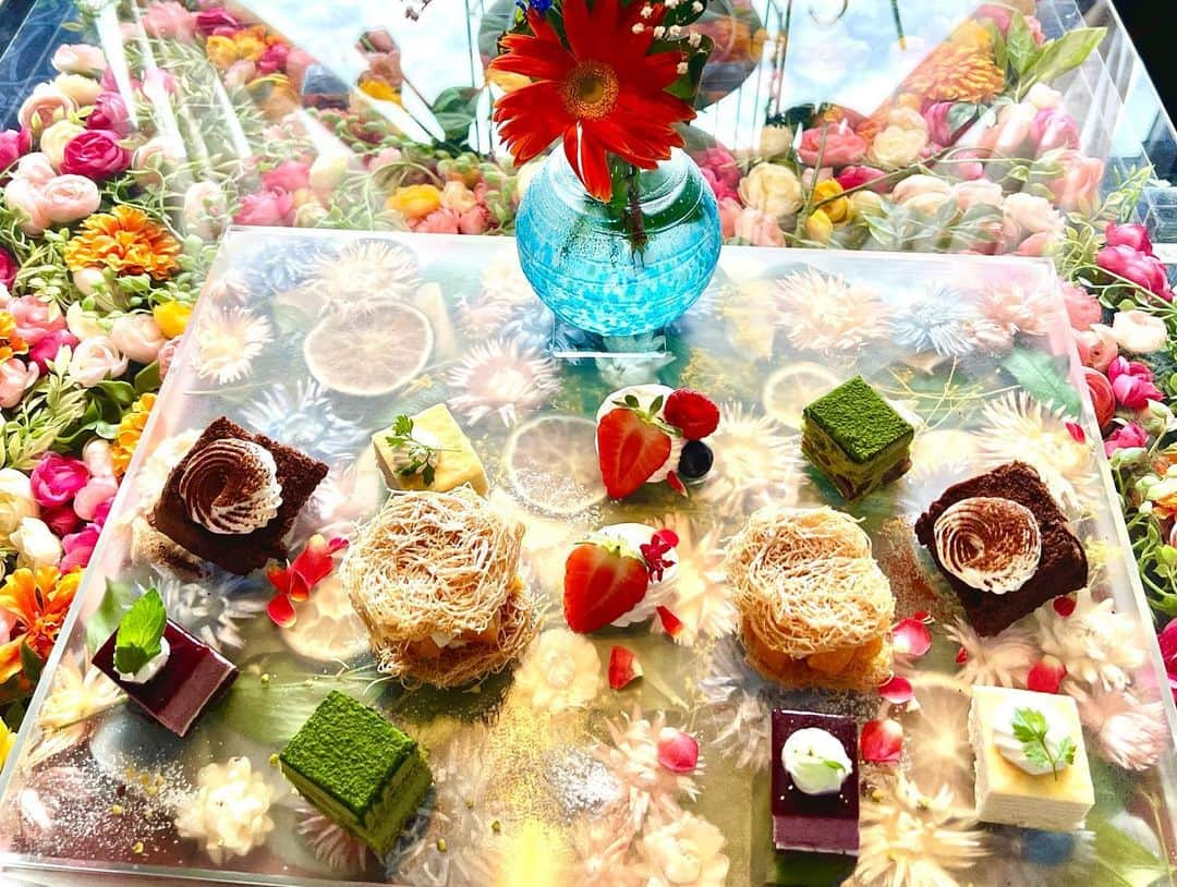 古河由衣さんのインスタグラム写真 - (古河由衣Instagram)「お花畑のアフタヌーンティー🫖💐🍰 素敵空間すぎた😍 ご馳走様でした...  💐由衣おねえさん予定💐 7/24(日)GPS撮影会【満員御礼】✨  8/6(土)ステップアップカメラセミナー　二次抽選開始 →https://aska-sg.net/events/i-dee_portrait_007/  8/26.27 関西、九州地方で撮影会💗🎉詳細お待ちください！  #アフタヌーンティー  #甘党  #紅茶  #フラワーガーデン」7月21日 18時26分 - furuyuistagram