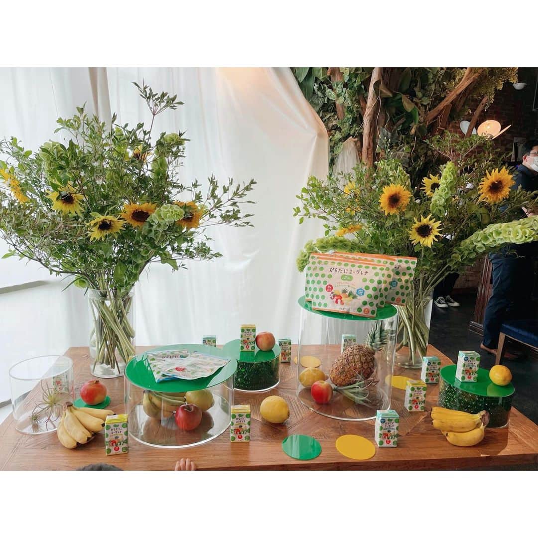 Mayuko Watanabe 渡辺真由子さんのインスタグラム写真 - (Mayuko Watanabe 渡辺真由子Instagram)「「からだにユーグレナ やさしいフルーツオレパウダー」を使用したイベントに参加させて頂きました！ それから毎日愛飲しているユーグレナ♡ 青汁＋野菜ジュース＋ヨーグルトの栄養素がぎゅっとつまったユーグレナパウダー（人間に大切な栄養素が59種類も含まれています♬）は毎日飲むだけで健康になること間違いない(*ﾟ▽ﾟ)ﾉ 睡眠不足で疲れが出やすくなっている時でも元気だったりお通じに効果大だったり良いことが沢山！ 野菜嫌いなお子様が毎朝飲んでも健康になりますよ😄 イベント中に伺いましたが、少し便秘気味のお子様がこれを毎朝飲むようになってから便秘が解消されたそうです😍 なによりも味が飲みやすいんです😄✨ 私は牛乳や豆乳に割って飲んでいますが、苦味もなく『美味しい！』と声が出てしまうほど美味しいです(  ˊᵕˋ )♡ 他にもタブレットタイプや1回分の紙パックタイプもあるので 気になる方は色々試してみると良いと思います^_^ 最後にイベントに出られていた鳥羽シェフがこの「からだにユーグレナ やさしいフルーツオレパウダー」を使って美味しいバナナオレのレシピを教えて下さったので書いておきます♬ 1、バナナを薄く輪切りにしてジップロックに入れて冷凍する 2、冷凍したバナナ＋牛乳（または豆乳）＋ユーグレナパウダー＋好みでハチミツ、を入れてミキサーにかける 完成✨✨　 とっても簡単でとっても美味しかった🥰 これはお子様も大好きだと思います( *˘ ³˘)♡♡♡ @karadanieuglena  @euglena_online  #ユーグレナ#ユーグレナアイス#乳酸菌#PR#からだにユーグレナ#ユーグレナのある暮らし#ユー活#からだにユーグレナ#からユー#男の子ママ#二児ママ#ママコーデ#令和2年ベビー #2歳男の子 #男の子兄弟#美容好きな人と繋がりたい #健康になりたい」7月21日 18時33分 - watanabe_mayuko