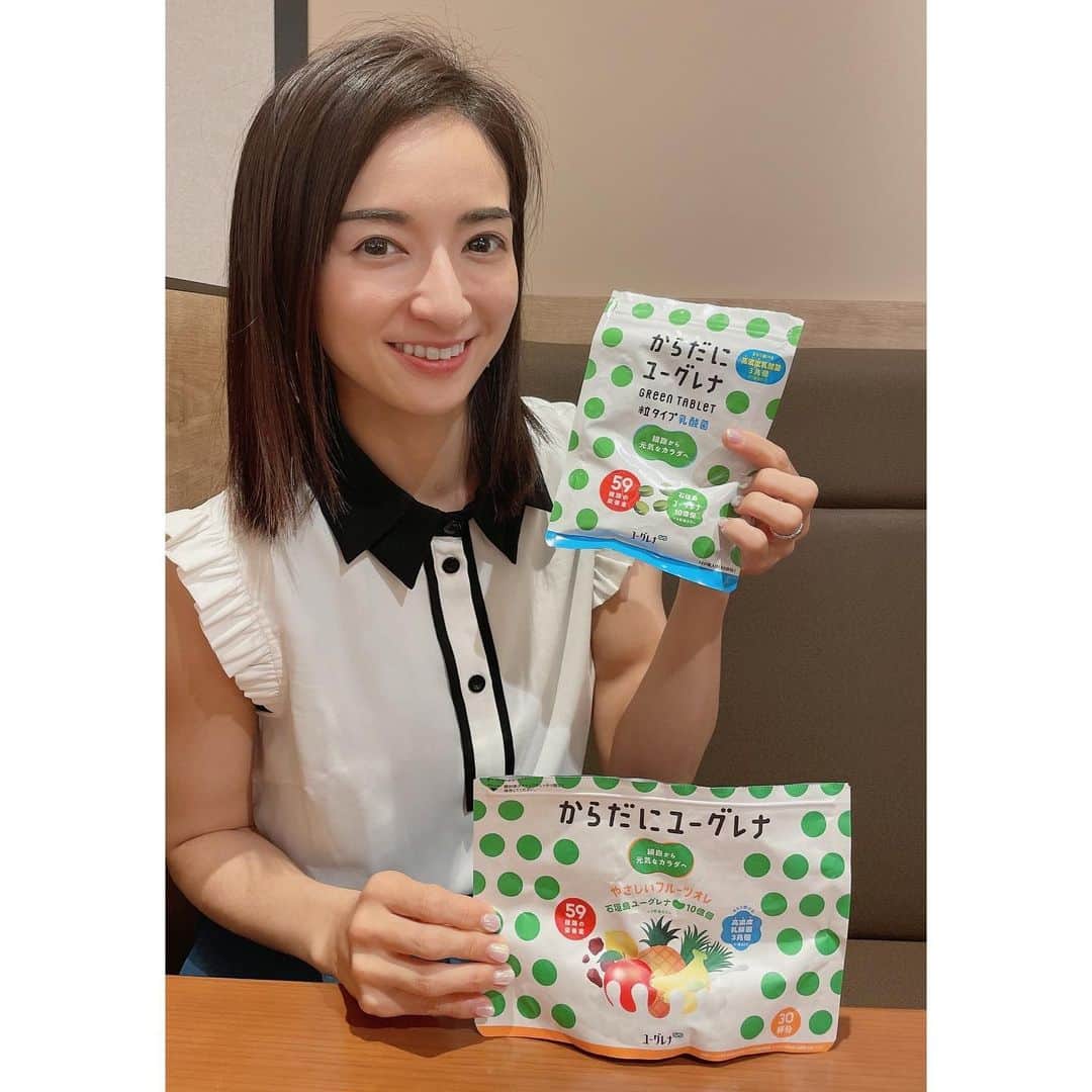 Mayuko Watanabe 渡辺真由子さんのインスタグラム写真 - (Mayuko Watanabe 渡辺真由子Instagram)「「からだにユーグレナ やさしいフルーツオレパウダー」を使用したイベントに参加させて頂きました！ それから毎日愛飲しているユーグレナ♡ 青汁＋野菜ジュース＋ヨーグルトの栄養素がぎゅっとつまったユーグレナパウダー（人間に大切な栄養素が59種類も含まれています♬）は毎日飲むだけで健康になること間違いない(*ﾟ▽ﾟ)ﾉ 睡眠不足で疲れが出やすくなっている時でも元気だったりお通じに効果大だったり良いことが沢山！ 野菜嫌いなお子様が毎朝飲んでも健康になりますよ😄 イベント中に伺いましたが、少し便秘気味のお子様がこれを毎朝飲むようになってから便秘が解消されたそうです😍 なによりも味が飲みやすいんです😄✨ 私は牛乳や豆乳に割って飲んでいますが、苦味もなく『美味しい！』と声が出てしまうほど美味しいです(  ˊᵕˋ )♡ 他にもタブレットタイプや1回分の紙パックタイプもあるので 気になる方は色々試してみると良いと思います^_^ 最後にイベントに出られていた鳥羽シェフがこの「からだにユーグレナ やさしいフルーツオレパウダー」を使って美味しいバナナオレのレシピを教えて下さったので書いておきます♬ 1、バナナを薄く輪切りにしてジップロックに入れて冷凍する 2、冷凍したバナナ＋牛乳（または豆乳）＋ユーグレナパウダー＋好みでハチミツ、を入れてミキサーにかける 完成✨✨　 とっても簡単でとっても美味しかった🥰 これはお子様も大好きだと思います( *˘ ³˘)♡♡♡ @karadanieuglena  @euglena_online  #ユーグレナ#ユーグレナアイス#乳酸菌#PR#からだにユーグレナ#ユーグレナのある暮らし#ユー活#からだにユーグレナ#からユー#男の子ママ#二児ママ#ママコーデ#令和2年ベビー #2歳男の子 #男の子兄弟#美容好きな人と繋がりたい #健康になりたい」7月21日 18時33分 - watanabe_mayuko