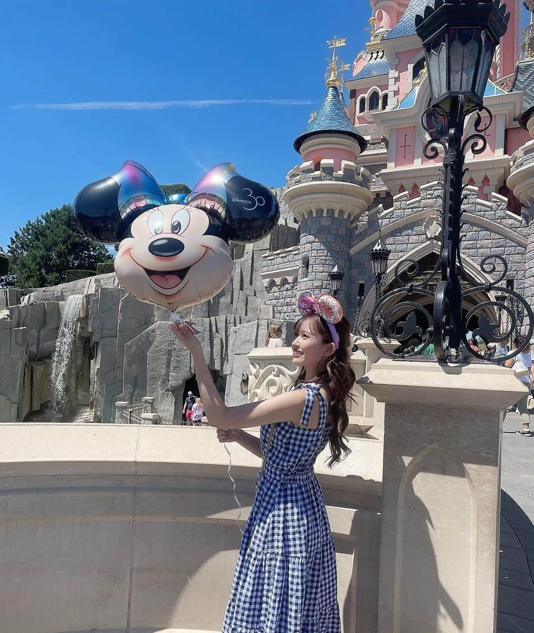 伊藤桃々さんのインスタグラム写真 - (伊藤桃々Instagram)「パリのDisney✨🏰🐭🖤 世界観が凄くてずっと感動✨ 時差投稿ごめんぽよ🥹  #disneyland  #paris」7月21日 18時59分 - __peachstagram__