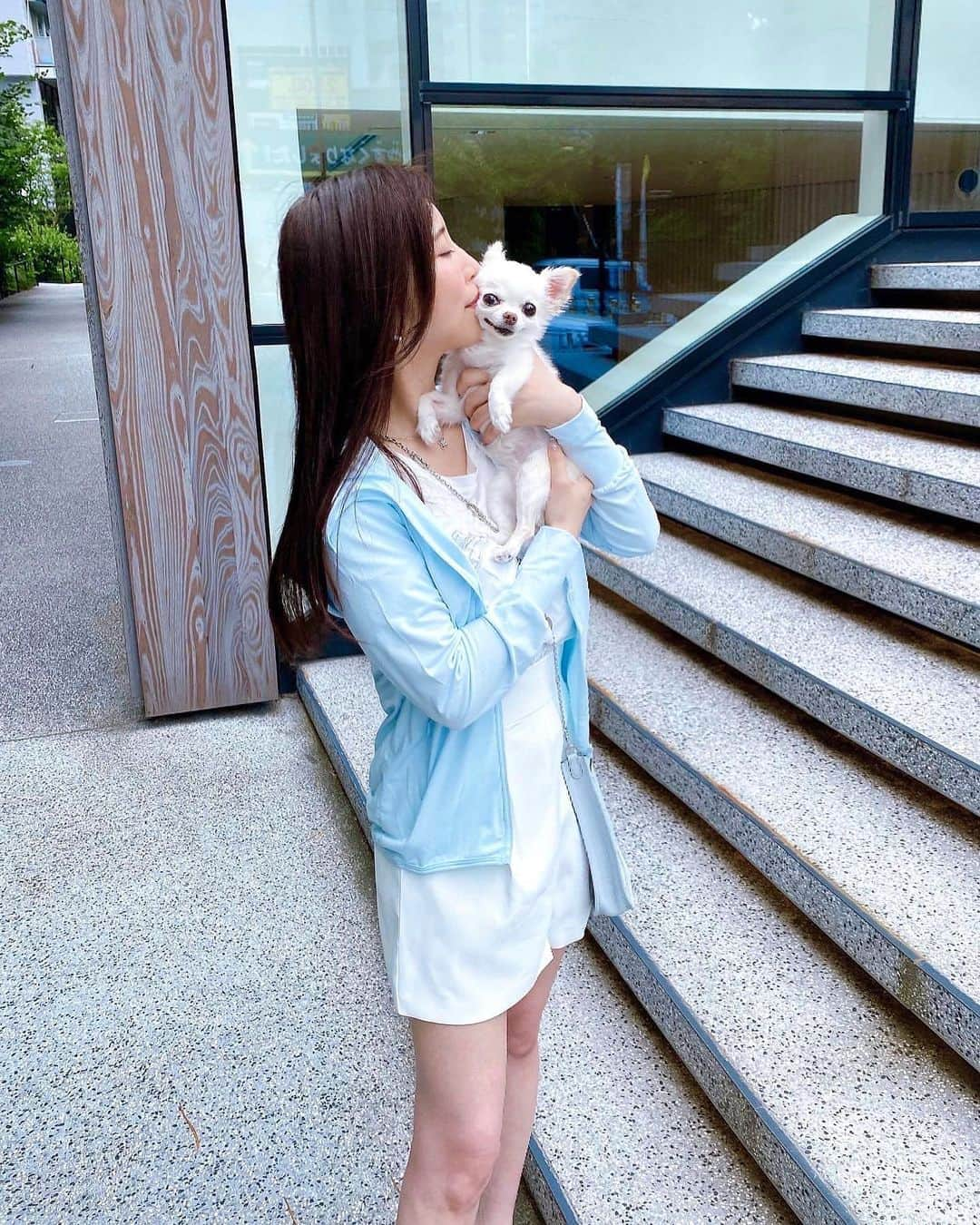 さわいえりさんのインスタグラム写真 - (さわいえりInstagram)「わんこのお散歩🐶  毎日暑いし、紫外線でお肌が焼けちゃうから @rakutenhellocity の接触冷感日焼け止めUVパーカーを 着てます♡  【お肌に有害な紫外線を98％以上カット】してるの✨  大きなツバでお顔の保護が出来るし、 長袖が指穴付きなので手の甲までしっかりガード！  速乾性抜群で濡れても気にならないから、 レジャーにもぴったり♪  着心地も良くて動きやすくておすすめパーカー💞  #PR#ハローシティ #パーカー女子 #UVカット #紫外線防止 #日焼け防止」7月21日 19時04分 - beauty_eri7