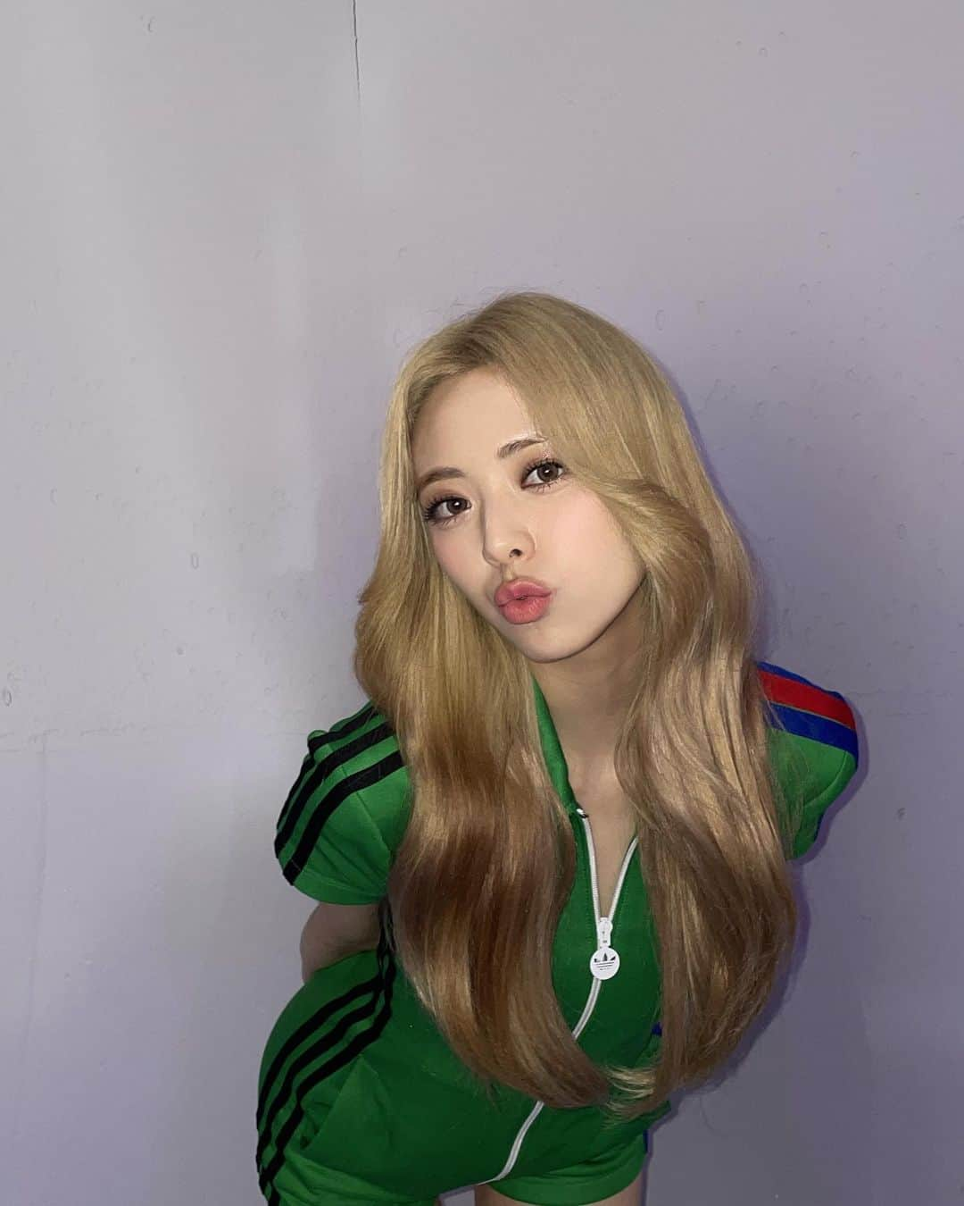 ITZYさんのインスタグラム写真 - (ITZYInstagram)「👑 SNEAKERS Snippet #YUNA 👑  #ITZY #있지 #ITZY_CHECKMATE #ITZY_SNEAKERS #SneakersChallenge #SongOfTheSummer  👑 M/V https://youtu.be/Hbb5GPxXF1w   #ITZY #MIDZY #ITZY_CHECKMATE #ITZY_SNEAKERS #SneakersChallenge」7月21日 19時08分 - itzy.all.in.us