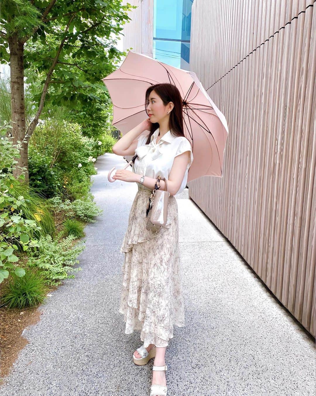 さわいえりさんのインスタグラム写真 - (さわいえりInstagram)「毎日暑いので、日傘は欠かせない☀︎  めっちゃ可愛い雨天兼用傘をgetしたのでご紹介💞 @umbrella_nakatani の花びらの形をしたお上品な傘♪  私はピンクベージュにしたんだけど、 すごく可愛い色合いでお洋服に合わせやすい♡  あまり見ない花びらの形の傘がいいよね☺︎ 可愛いってめっちゃ言われるしお値段もお手頃だから、 色違いが欲しくなります✨  #PR#かわいい傘 #おしゃれ傘 #晴雨兼用傘 #日傘 #雨傘 #レディース傘 #花びら傘」7月21日 19時20分 - beauty_eri7