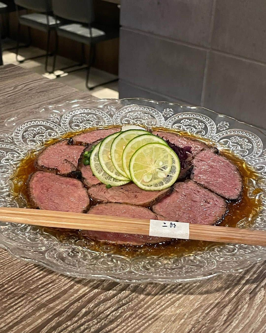 まゆぴちゅーさんのインスタグラム写真 - (まゆぴちゅーInstagram)「名古屋ご飯🍴❤︎  【焼肉＆手打ち冷麵　二郎　ＫＡＮＡＹＡＭＡ】  ▶︎ @jiro.kanayama  カフェのようなおしゃれな空間の 名古屋にある焼肉屋さん🐮♡！  美味しい和牛焼き肉がリーズナブルに 食べられるのが魅力🫰ランチで行った♡  よくユッケとか出てくるところ多いけど、 ここは“赤身のたたき”がでてきて、 それがさっぱりしててお肉も美味しくて最高だた💓  二郎名物の“焼きすき”も、 もう飯テロでしょ💋？（笑）たまらんかった❤︎  途中のこだわり冷麺も美味しすぎたし、 〆の“ペペロンチャーハン”がニンニクが いい感じに効いててばりうまでした🥰💕  ぜひいってみてねーん☺️🌈  📍愛知県名古屋市中区金山２-１６-１６　富士田ビル　二階 🏷 @jiro.kanayama  ⏰ランチ 11:00〜15:00  　ディナー 17:00〜23:00 . . . #二郎金山 #焼肉ランチ #焼肉屋 #肉スタグラム #名古屋ランチ #名古屋観光  #地域活性化 #地域活性化サービス #cheery #チアリー #名古屋 #名古屋旅行 #名古屋グルメ #大須商店街 #大須食べ歩き #大須グルメ #大須カフェ」7月21日 19時20分 - mayu_03pichu