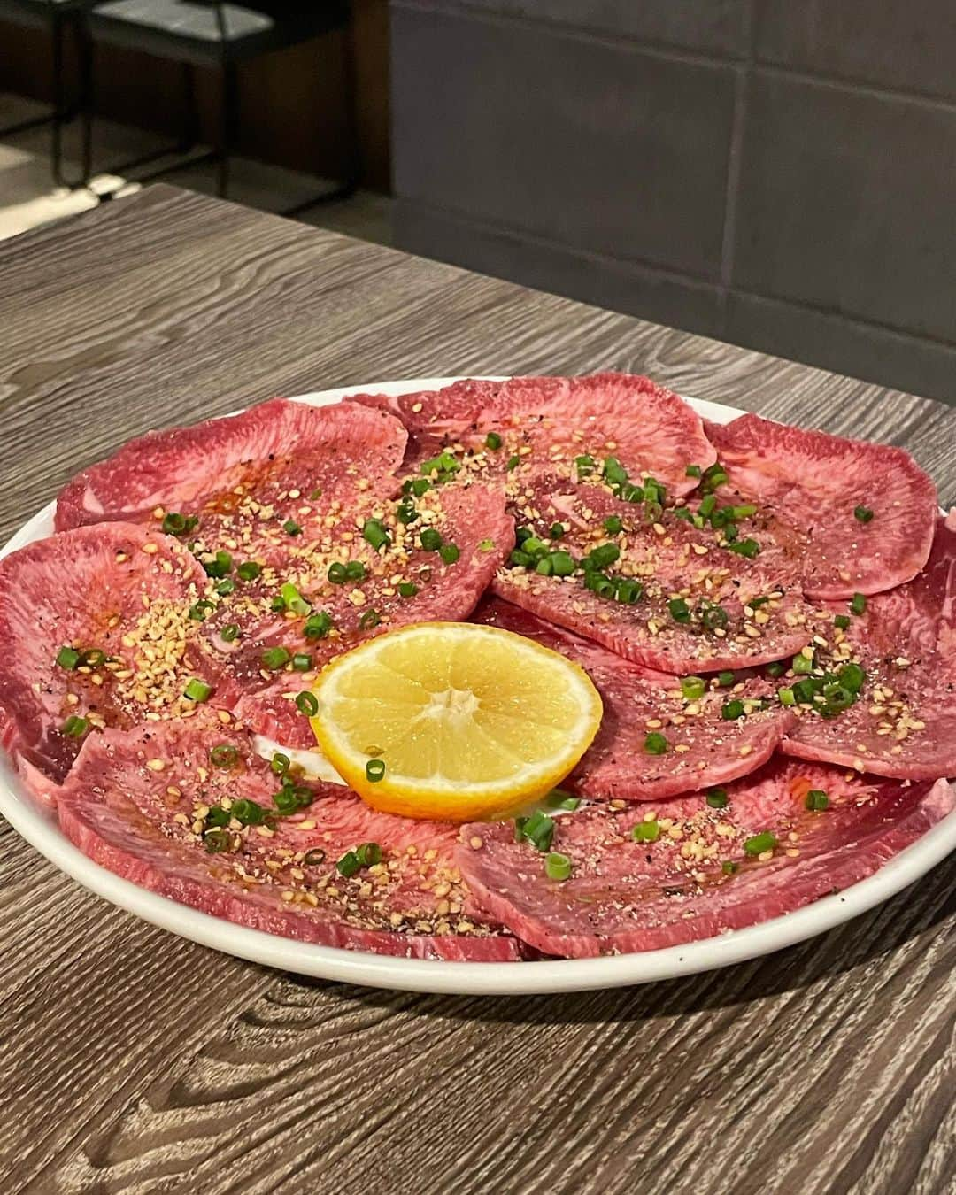 まゆぴちゅーさんのインスタグラム写真 - (まゆぴちゅーInstagram)「名古屋ご飯🍴❤︎  【焼肉＆手打ち冷麵　二郎　ＫＡＮＡＹＡＭＡ】  ▶︎ @jiro.kanayama  カフェのようなおしゃれな空間の 名古屋にある焼肉屋さん🐮♡！  美味しい和牛焼き肉がリーズナブルに 食べられるのが魅力🫰ランチで行った♡  よくユッケとか出てくるところ多いけど、 ここは“赤身のたたき”がでてきて、 それがさっぱりしててお肉も美味しくて最高だた💓  二郎名物の“焼きすき”も、 もう飯テロでしょ💋？（笑）たまらんかった❤︎  途中のこだわり冷麺も美味しすぎたし、 〆の“ペペロンチャーハン”がニンニクが いい感じに効いててばりうまでした🥰💕  ぜひいってみてねーん☺️🌈  📍愛知県名古屋市中区金山２-１６-１６　富士田ビル　二階 🏷 @jiro.kanayama  ⏰ランチ 11:00〜15:00  　ディナー 17:00〜23:00 . . . #二郎金山 #焼肉ランチ #焼肉屋 #肉スタグラム #名古屋ランチ #名古屋観光  #地域活性化 #地域活性化サービス #cheery #チアリー #名古屋 #名古屋旅行 #名古屋グルメ #大須商店街 #大須食べ歩き #大須グルメ #大須カフェ」7月21日 19時20分 - mayu_03pichu