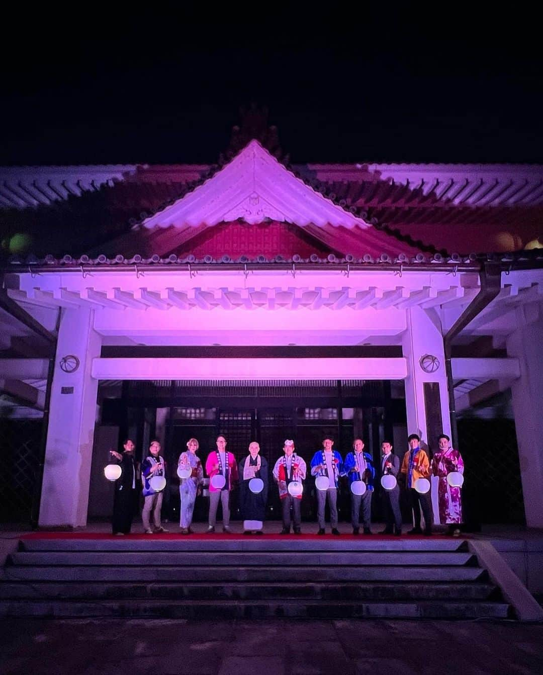 GENKINGさんのインスタグラム写真 - (GENKINGInstagram)「日本三大稲荷の　⛩豊川稲荷×ネイキッド⛩  YORUMODE 夏の特別期間開催‼️ ⁡ 私は2022年度のアンバサダーに就任しました✨ ⁡ ⁡ 豊川稲荷は、幼少期から参拝に行っていて、 愛知県知事さんや豊川市長さん 地元で大好きで通ってた雑貨屋アイレクスの社長さんだったり、愛知県で頑張ってる皆様と私が育った地元の行事に携われて嬉しいし感謝です😆✨ ⁡ 有難うございます❣️ ⁡ 今夏のテーマは『新時代の夏祭り』🎆 ⁡ 寺宝館でのプロジェクションマッピングは壮大です‼️ 夏らしい花火の映像は圧巻です🧨🎇 こんな素敵なものが地元で見られるなんて感動🥺👏 ⁡ 7月22日から8月6日までの期間限定です✨ ⁡ 是非お近くの方はお楽しみ下さい🏮👘 ⁡ ⁡ 📍 愛知県・豊川稲荷（妙厳寺） 🗓7月22〜8月6日 🕛 19:00-22:00　（22:00閉門） ⁡ 夏の特別期間から小学生以下無料に！！（要保護者同伴） ⁡ ※夏の特別期間チケット販売は6月23日開始予定です ⁡ 詳細は @yorumo_de をチェック☝️  初のVLOGもYouTubeにUPしたから、観てもらえたら嬉しいです💖  ※現在正しくは、完全予約制ではなく、当日のデジタル整理券管理に変わり、現地でも当日券を販売しています。  #yorumode #ヨルモウデ  #豊川稲荷  ⁡ ⁡」7月21日 19時21分 - _genking_