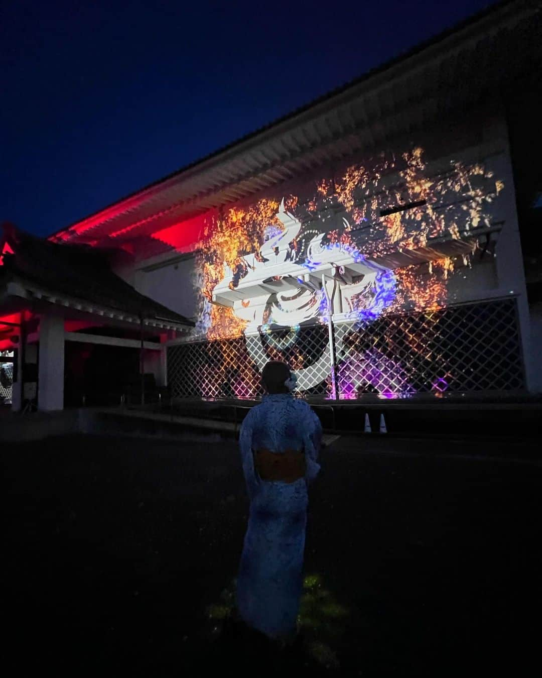 GENKINGさんのインスタグラム写真 - (GENKINGInstagram)「日本三大稲荷の　⛩豊川稲荷×ネイキッド⛩  YORUMODE 夏の特別期間開催‼️ ⁡ 私は2022年度のアンバサダーに就任しました✨ ⁡ ⁡ 豊川稲荷は、幼少期から参拝に行っていて、 愛知県知事さんや豊川市長さん 地元で大好きで通ってた雑貨屋アイレクスの社長さんだったり、愛知県で頑張ってる皆様と私が育った地元の行事に携われて嬉しいし感謝です😆✨ ⁡ 有難うございます❣️ ⁡ 今夏のテーマは『新時代の夏祭り』🎆 ⁡ 寺宝館でのプロジェクションマッピングは壮大です‼️ 夏らしい花火の映像は圧巻です🧨🎇 こんな素敵なものが地元で見られるなんて感動🥺👏 ⁡ 7月22日から8月6日までの期間限定です✨ ⁡ 是非お近くの方はお楽しみ下さい🏮👘 ⁡ ⁡ 📍 愛知県・豊川稲荷（妙厳寺） 🗓7月22〜8月6日 🕛 19:00-22:00　（22:00閉門） ⁡ 夏の特別期間から小学生以下無料に！！（要保護者同伴） ⁡ ※夏の特別期間チケット販売は6月23日開始予定です ⁡ 詳細は @yorumo_de をチェック☝️  初のVLOGもYouTubeにUPしたから、観てもらえたら嬉しいです💖  ※現在正しくは、完全予約制ではなく、当日のデジタル整理券管理に変わり、現地でも当日券を販売しています。  #yorumode #ヨルモウデ  #豊川稲荷  ⁡ ⁡」7月21日 19時21分 - _genking_