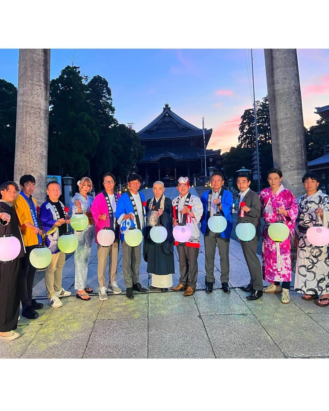 GENKINGさんのインスタグラム写真 - (GENKINGInstagram)「日本三大稲荷の　⛩豊川稲荷×ネイキッド⛩  YORUMODE 夏の特別期間開催‼️ ⁡ 私は2022年度のアンバサダーに就任しました✨ ⁡ ⁡ 豊川稲荷は、幼少期から参拝に行っていて、 愛知県知事さんや豊川市長さん 地元で大好きで通ってた雑貨屋アイレクスの社長さんだったり、愛知県で頑張ってる皆様と私が育った地元の行事に携われて嬉しいし感謝です😆✨ ⁡ 有難うございます❣️ ⁡ 今夏のテーマは『新時代の夏祭り』🎆 ⁡ 寺宝館でのプロジェクションマッピングは壮大です‼️ 夏らしい花火の映像は圧巻です🧨🎇 こんな素敵なものが地元で見られるなんて感動🥺👏 ⁡ 7月22日から8月6日までの期間限定です✨ ⁡ 是非お近くの方はお楽しみ下さい🏮👘 ⁡ ⁡ 📍 愛知県・豊川稲荷（妙厳寺） 🗓7月22〜8月6日 🕛 19:00-22:00　（22:00閉門） ⁡ 夏の特別期間から小学生以下無料に！！（要保護者同伴） ⁡ ※夏の特別期間チケット販売は6月23日開始予定です ⁡ 詳細は @yorumo_de をチェック☝️  初のVLOGもYouTubeにUPしたから、観てもらえたら嬉しいです💖  ※現在正しくは、完全予約制ではなく、当日のデジタル整理券管理に変わり、現地でも当日券を販売しています。  #yorumode #ヨルモウデ  #豊川稲荷  ⁡ ⁡」7月21日 19時21分 - _genking_