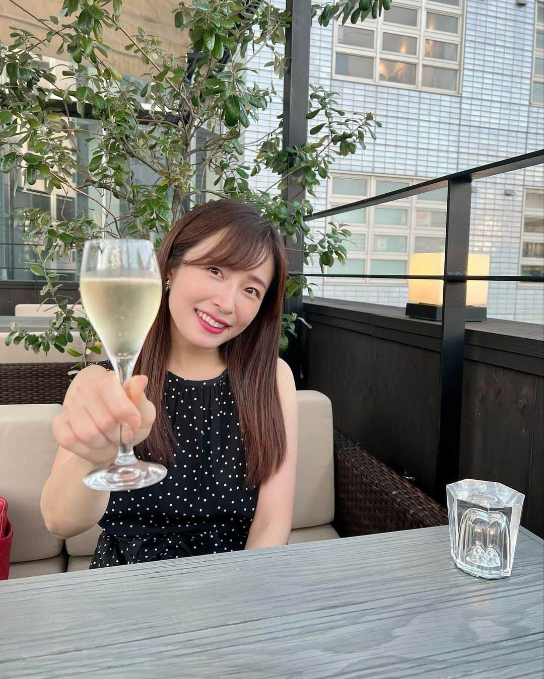 市野瀬瞳さんのインスタグラム写真 - (市野瀬瞳Instagram)「頑張った自分に…cheers🥂😂 #sakediploma #サケディプロマ #一次試験合格 #昨日の私 #日本酒試験後なのに泡で乾杯w💦 #大好物のオイスターとラム肉 #勉強大好き #資格取得大好き #市野瀬瞳 #次に取り組む新たな試験は10月末🇩🇪」7月21日 19時42分 - hitomi_ichinose1225