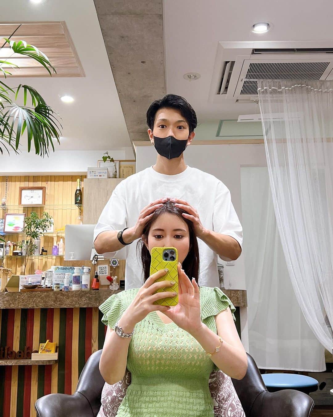 さわいえりさんのインスタグラム写真 - (さわいえりInstagram)「先日、関西帰った時に 城戸さんに髪を綺麗にしてもらったよ💞 (@bondeclic__kido.yasu )  いつものカラートリートメントと、 ヘッドスパも1時間掛けて施術していただきました♡ もぅ最高でしたね🥰  おまけに肩周りもマッサージしてもらって、 すっごくスッキリリフレッシュできました‼︎  城戸さんは私の母校がある六甲にあるお店で、 サロモしてから何年もお付き合いがあるお方🫶  私の仕事で美容師さん必要になった時、お願いして一緒にYouTubeにも出てもらったこともある🤣笑  全てにこだわりがあって、一対一で丁寧な接客をしてくれるから、神戸の人に絶対絶対おすすめしたいです💞  髪もサラッサラ〜✨ 城戸さんありがとうございました☺︎💗  ・  ・  #神戸ヘアサロン #神戸#六甲ヘアサロン #六甲#ヘアサロン」7月21日 19時42分 - beauty_eri7