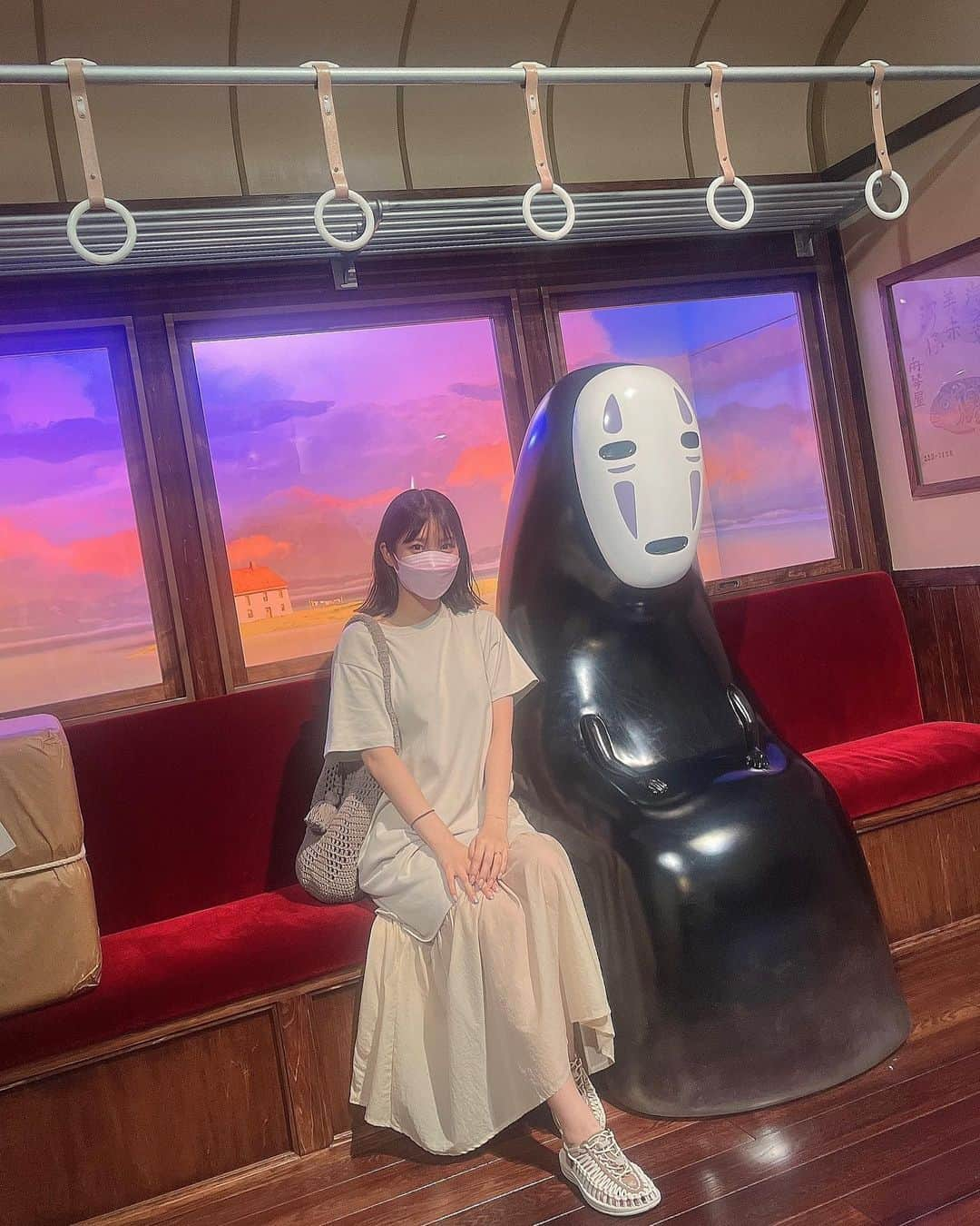 谷かえさんのインスタグラム写真 - (谷かえInstagram)「プライベート おばポーズしがちなのスイッチおんoff激しい  長野美術館建物凄く綺麗だったなー！  #ジブリ #ジブリパークとジブリ展 #カオナシ #長野県立美術館」7月21日 19時54分 - tani_kae