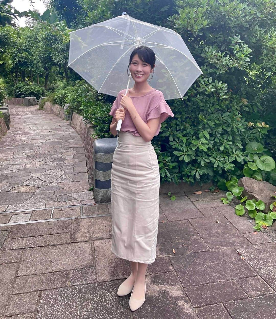 戸北美月さんのインスタグラム写真 - (戸北美月Instagram)「. 以前、スタッフさんにたくさん写真を撮っていただいたので載せます☔️ 全国的にすっきりしない天気が続いて、夏空はまだ先になりそうですね。 毎日笑顔で過ごせますように☺️！  #ウェザーニュース」7月21日 19時55分 - mizuki_tokita