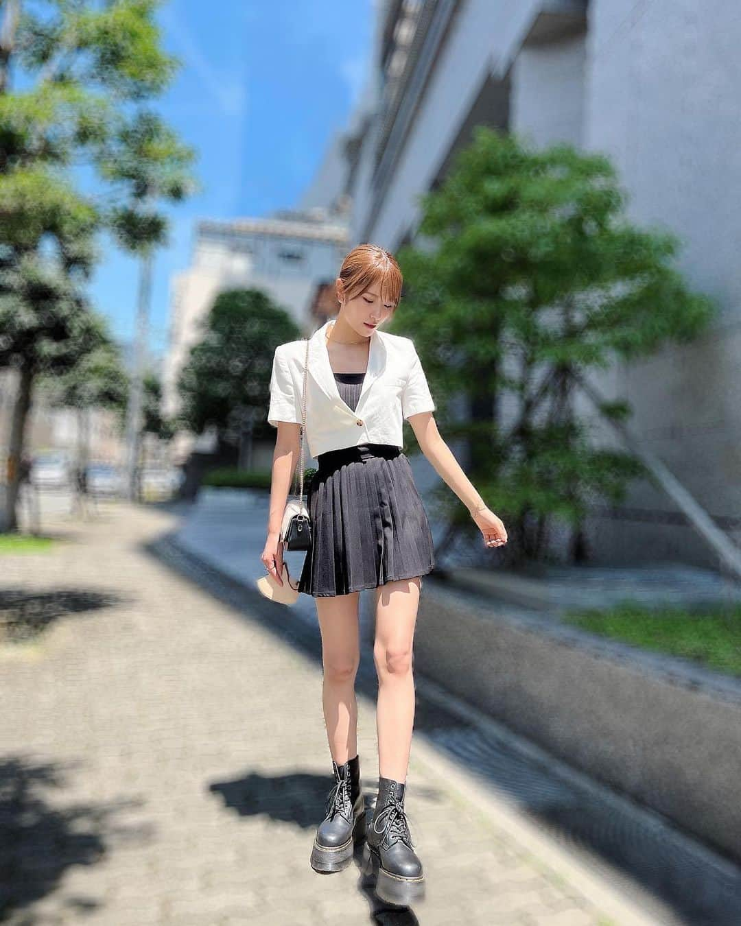 小嶋花梨さんのインスタグラム写真 - (小嶋花梨Instagram)「5年に1度のミニスカコーデ🫧 ⁡ ⁡ #EMODA #ミニスカ #ZARA #ドクターマーチン」7月21日 20時28分 - nmb_kojima_48