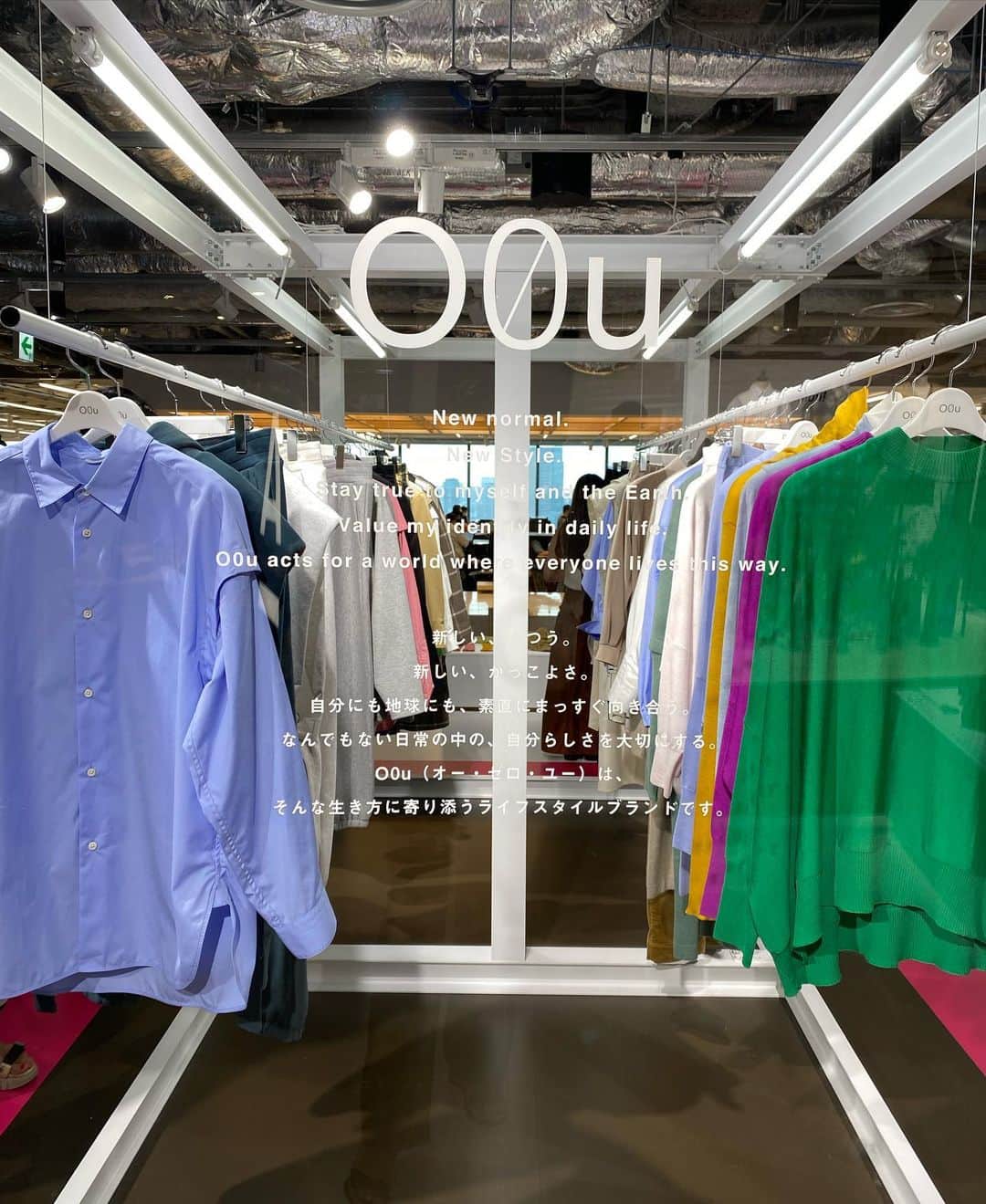 山賀琴子さんのインスタグラム写真 - (山賀琴子Instagram)「今日はリリコと展示会へ✴︎  @o0u_official   ユニセックスのシャツはシンプルだからこそ形と色の綺麗さが際立って素敵でした🧊  #O0u#outfits」7月21日 20時55分 - kotokoyamaga