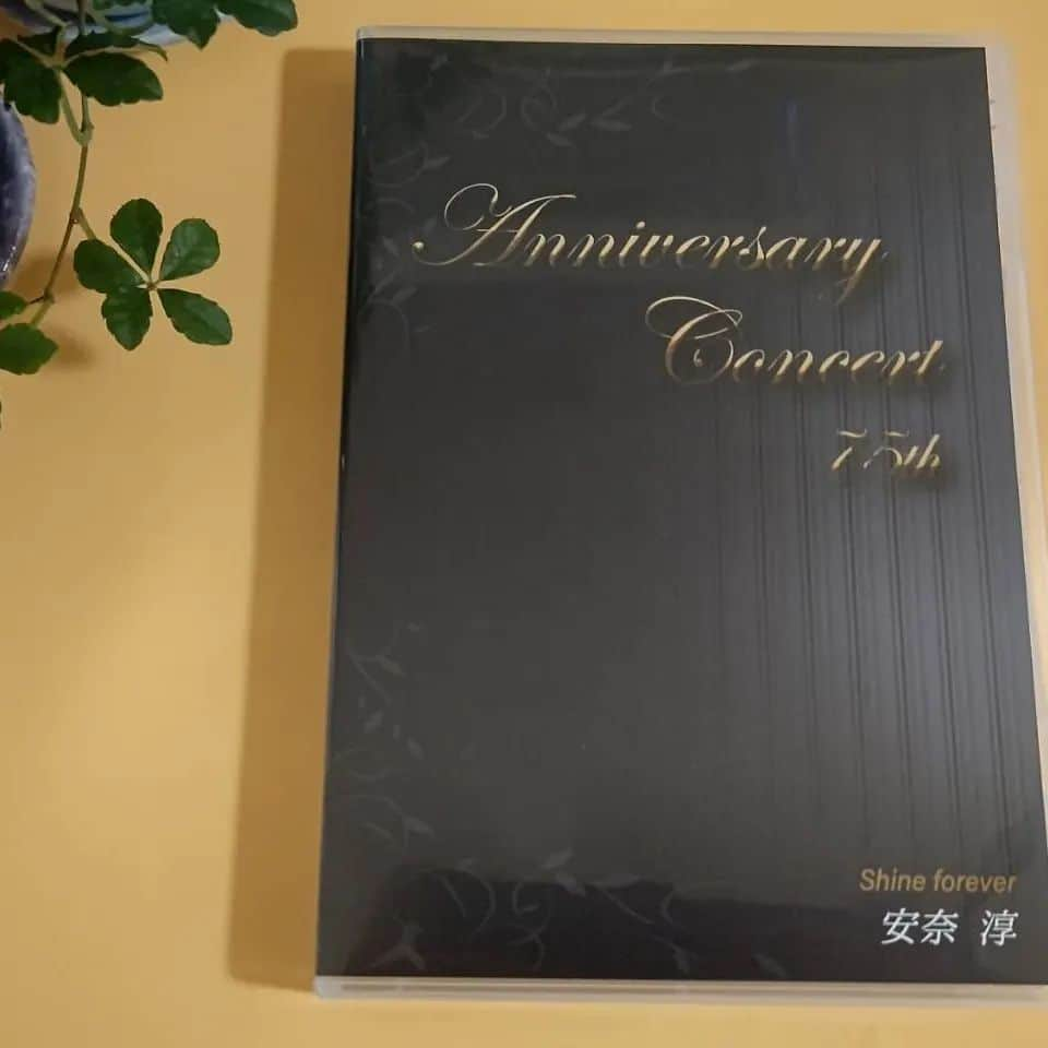 安奈淳さんのインスタグラム写真 - (安奈淳Instagram)「5月のヤマハホールでの『Anniversary Concert 75th』のDVDが出来ました‼️ ご購入希望の方はホームページからお願いします～✴️anna-jun.comです❗️ 今回は個人的にかなり気に入っています。失敗も感動もあり。。 是非観て下さいね🙋  今日のお花は白い紫陽花です🎵  コロナが又～😰 皆様気を付けましょう。。  #紫陽花 #anniversaryconcert #安奈淳」7月21日 21時03分 - annajun0729